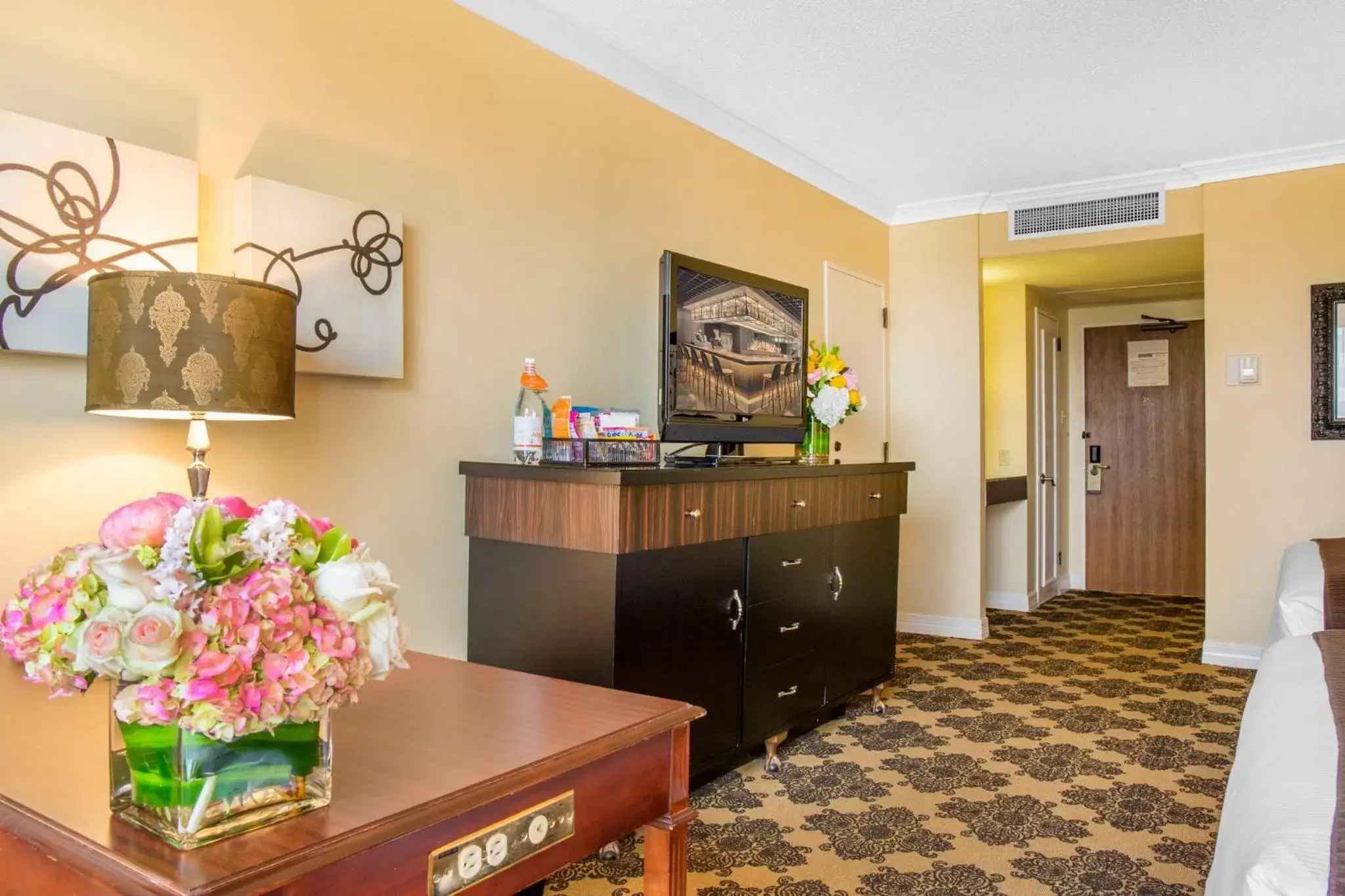 Bedroom, Lobby/Reception in Omni Houston Hotel