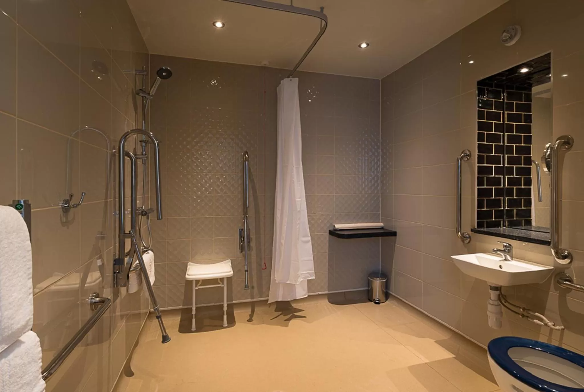 Shower, Bathroom in Admiral of the Humber Wetherspoon