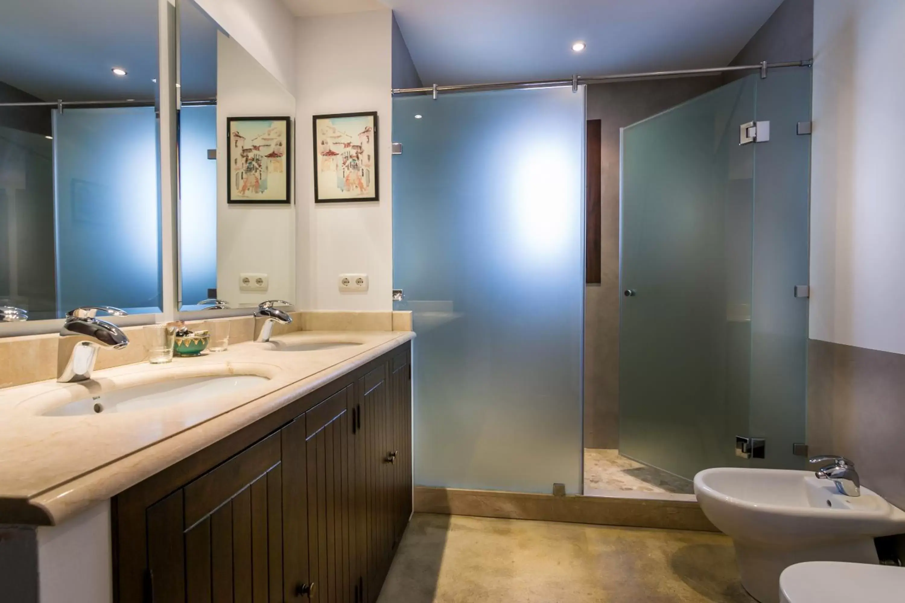 Shower, Bathroom in La Posada del Angel