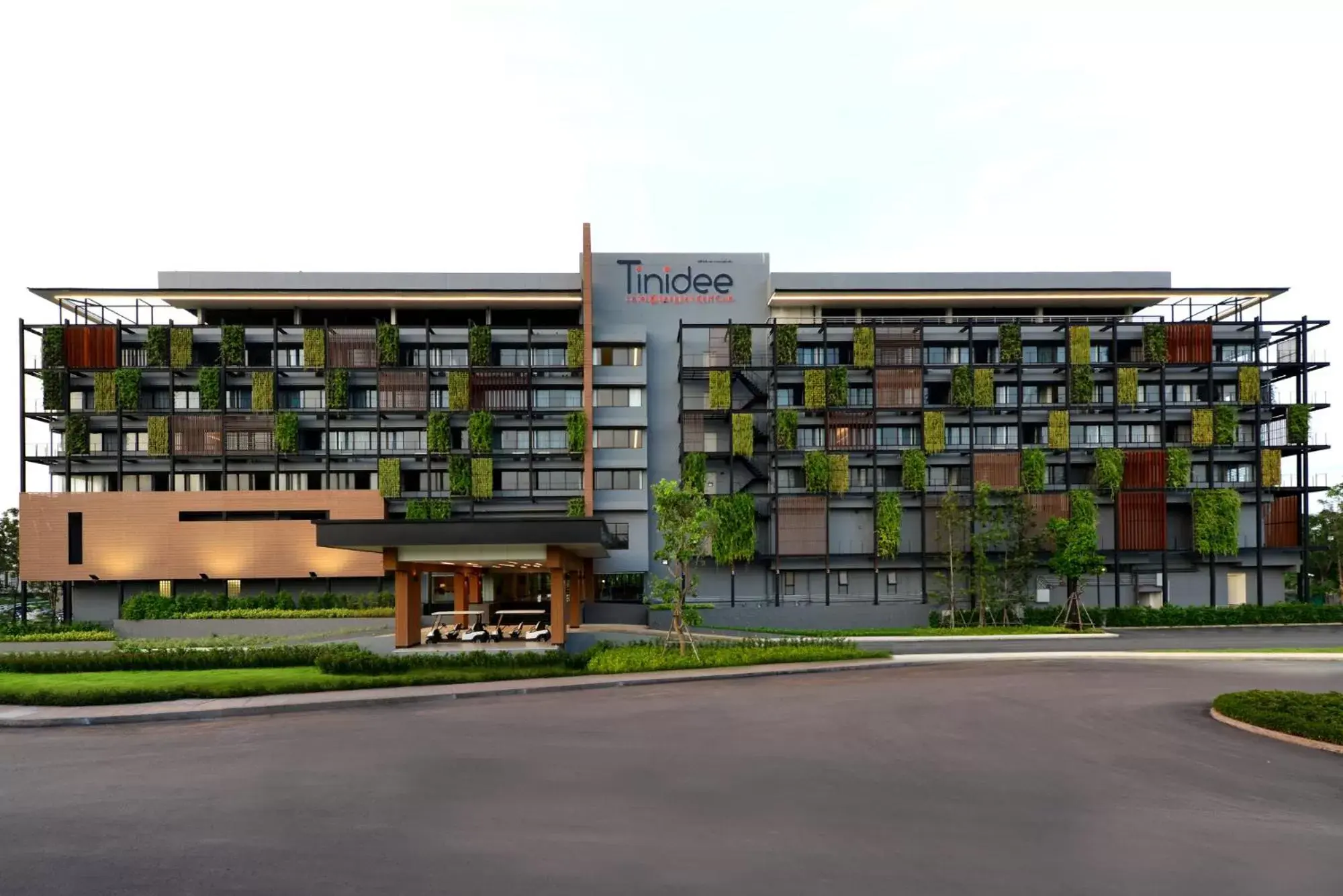 Property building in Tinidee Hotel Bangkok Golf Club Property building in Tinidee Hotel Bangkok Golf Club