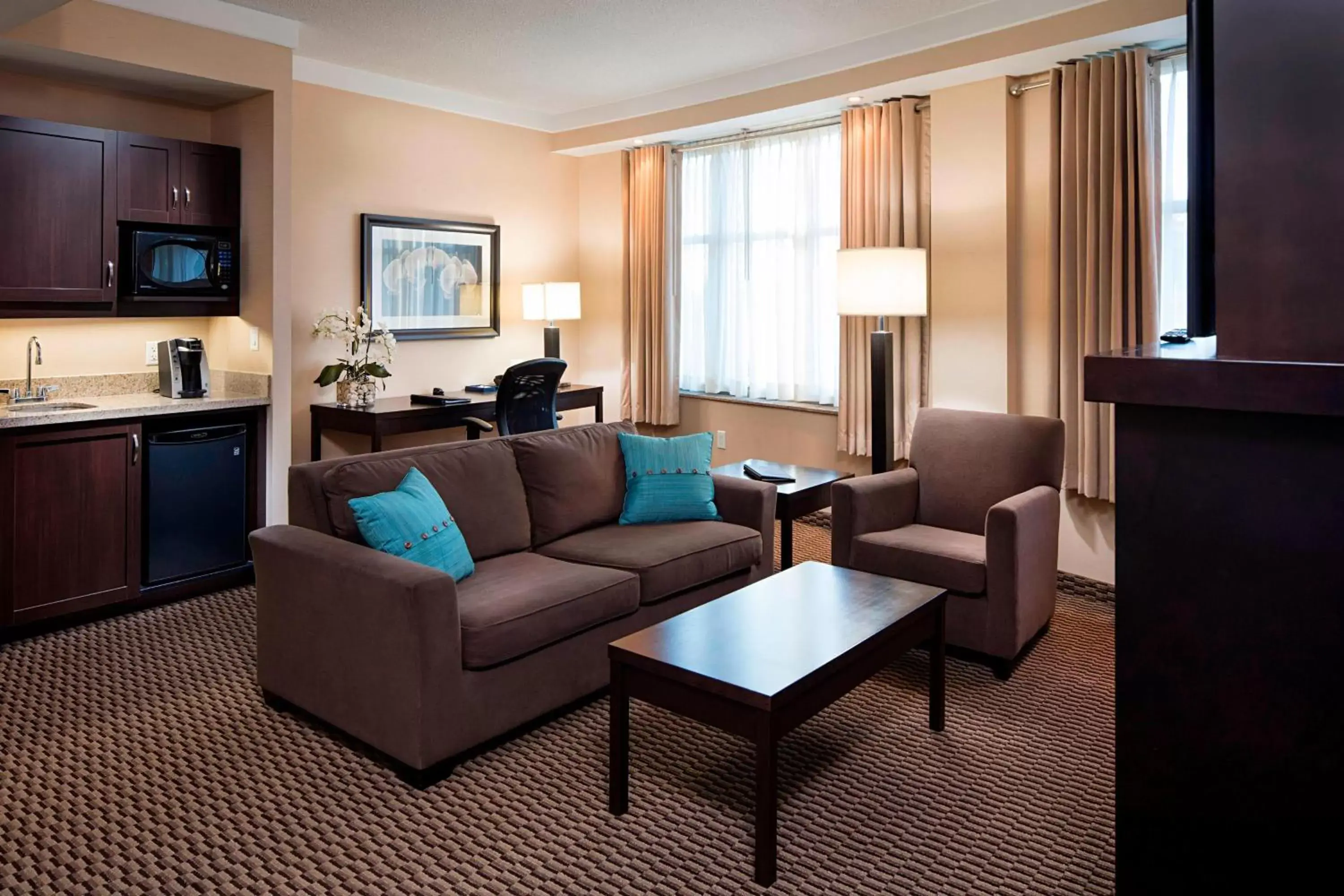 Photo of the whole room, Seating Area in Delta Hotels by Marriott Guelph Conference Centre