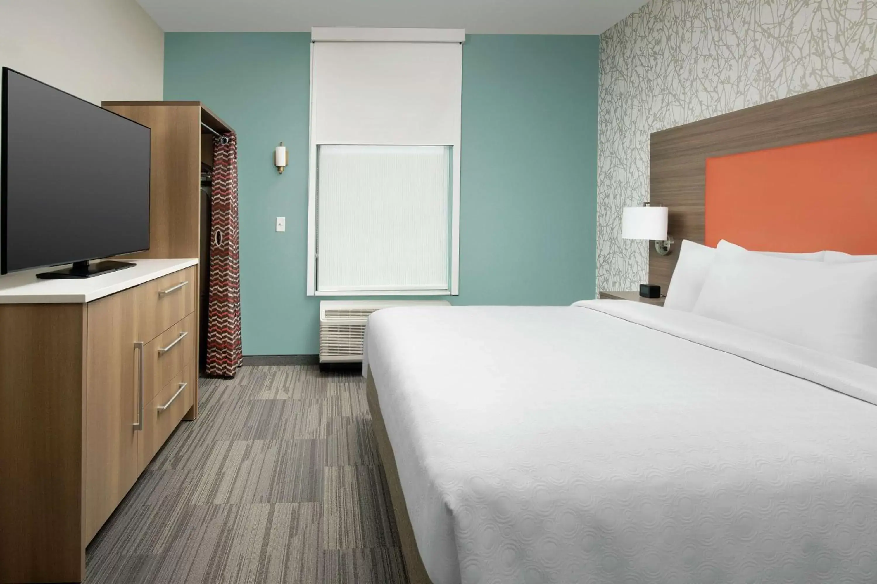 Bedroom, Bed in Home2 Suites By Hilton Edison