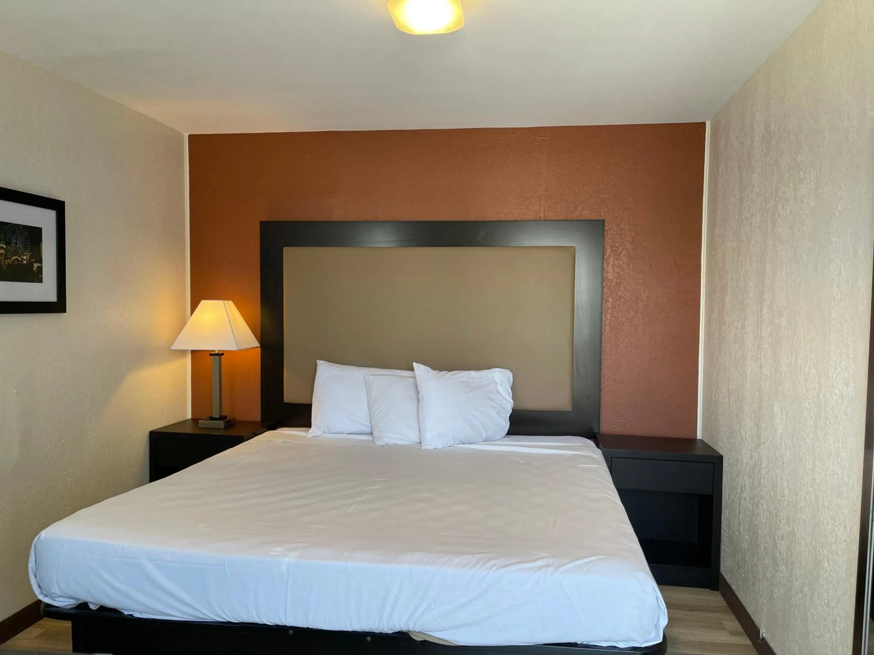 Bed in Wildwood Inn Hotel Beach & Boardwalk