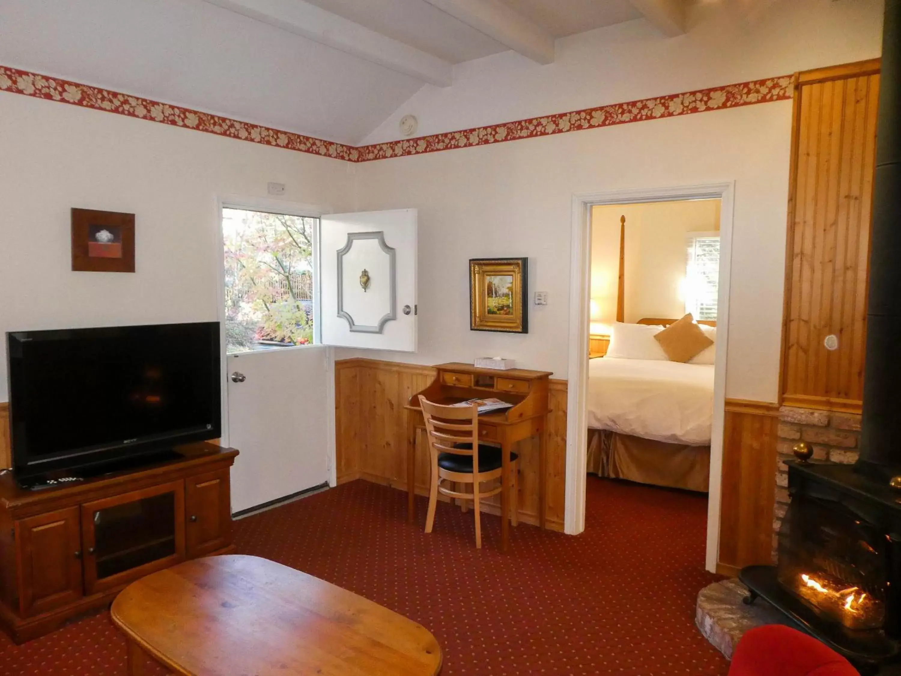Dolores Cottage I, Private Rental with Kitchen in Carmel Fireplace Inn