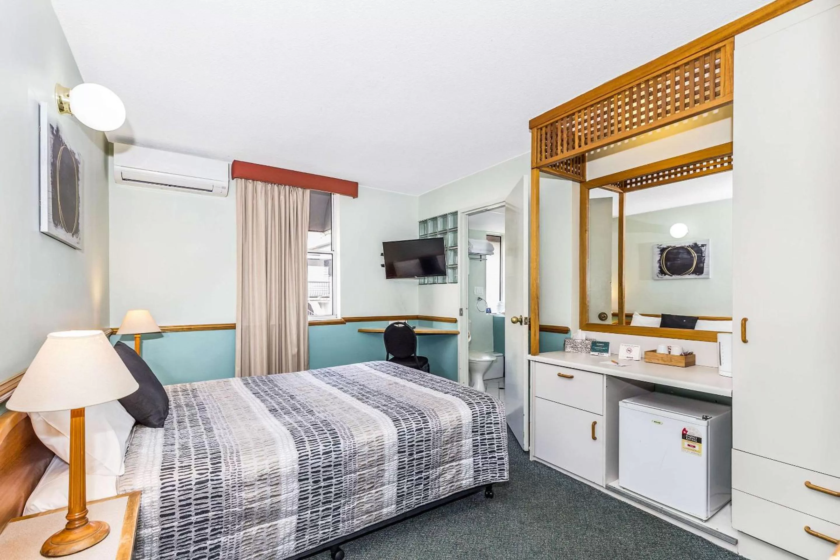 Standard Queen Room in Spring Hill Inn