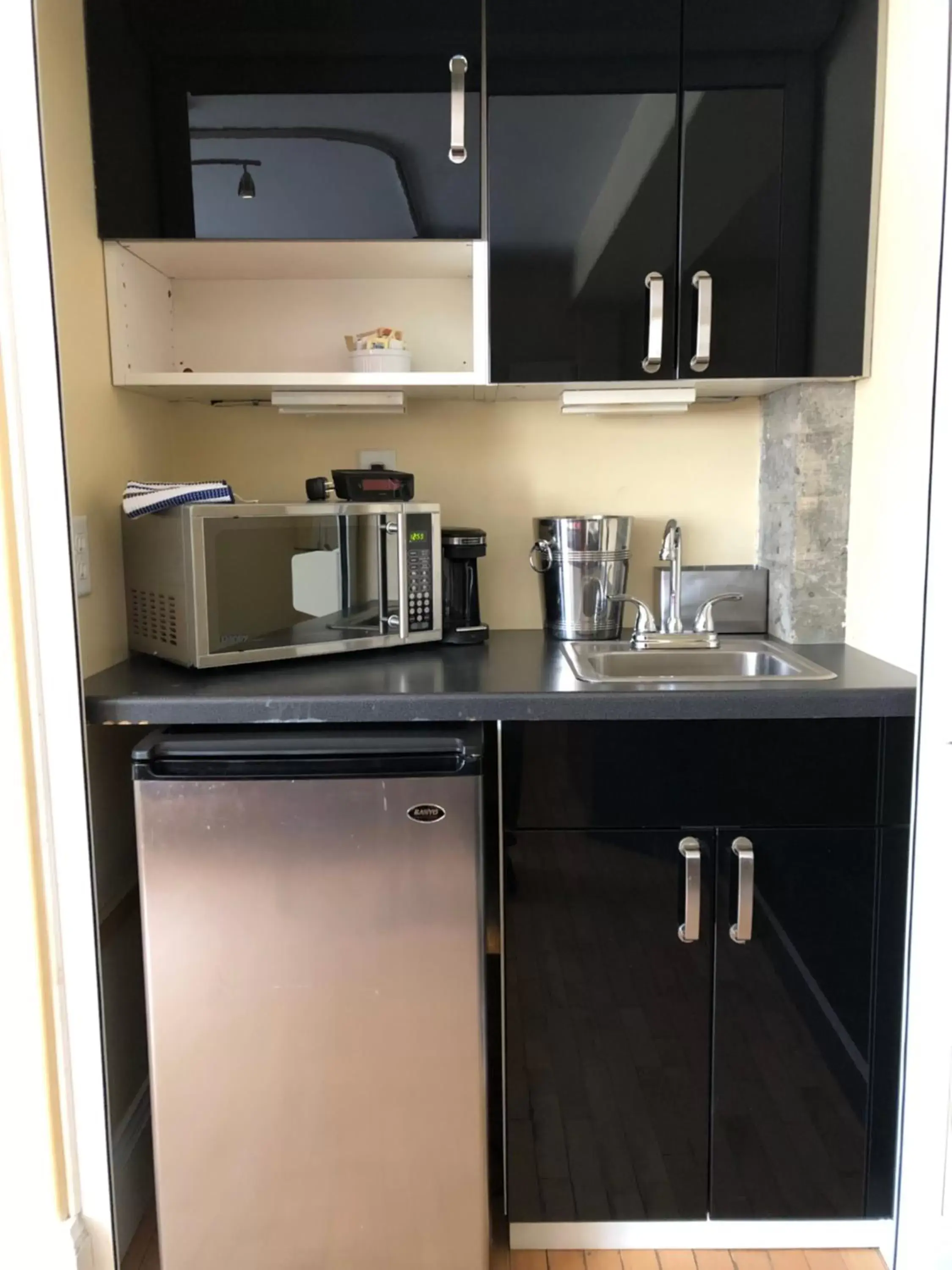 Kitchen or kitchenette, Kitchen/Kitchenette in Leaside Manor