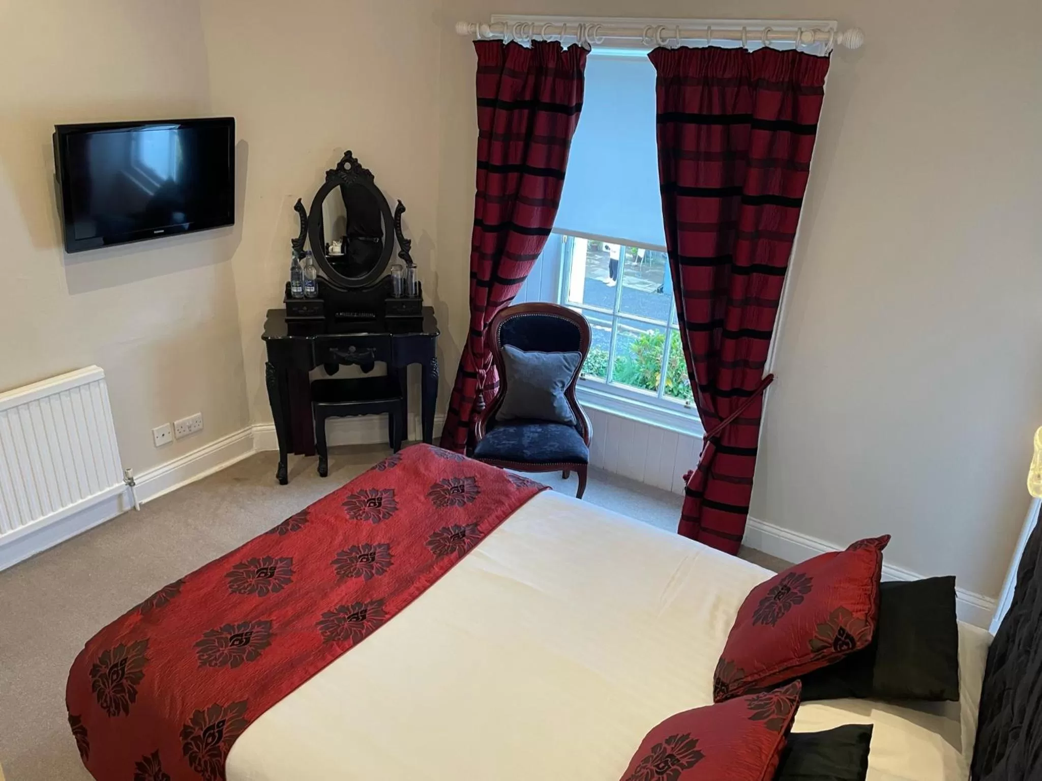 Bed in The Original Rosslyn Inn