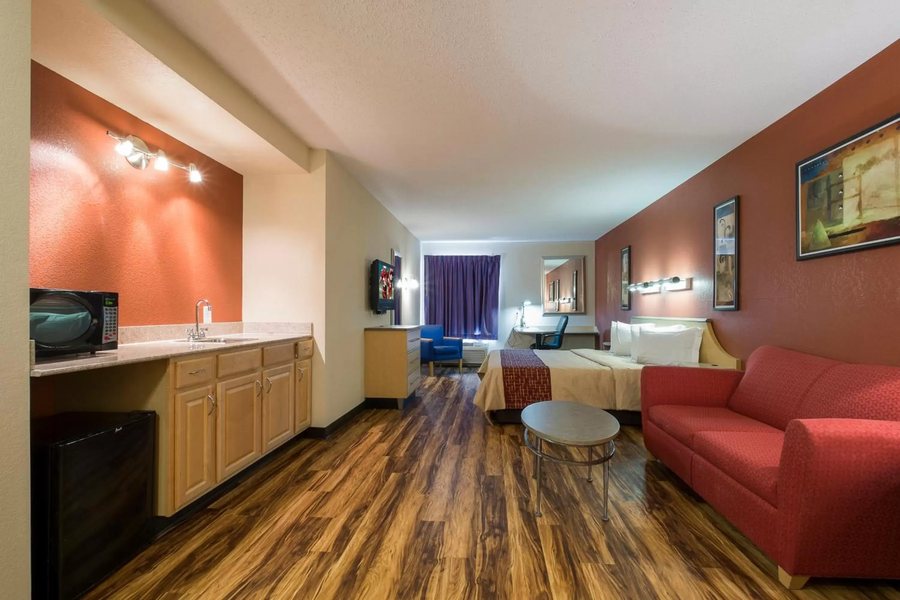 Photo of the whole room, Seating Area in Red Roof Inn & Suites Philadelphia - Bellmawr