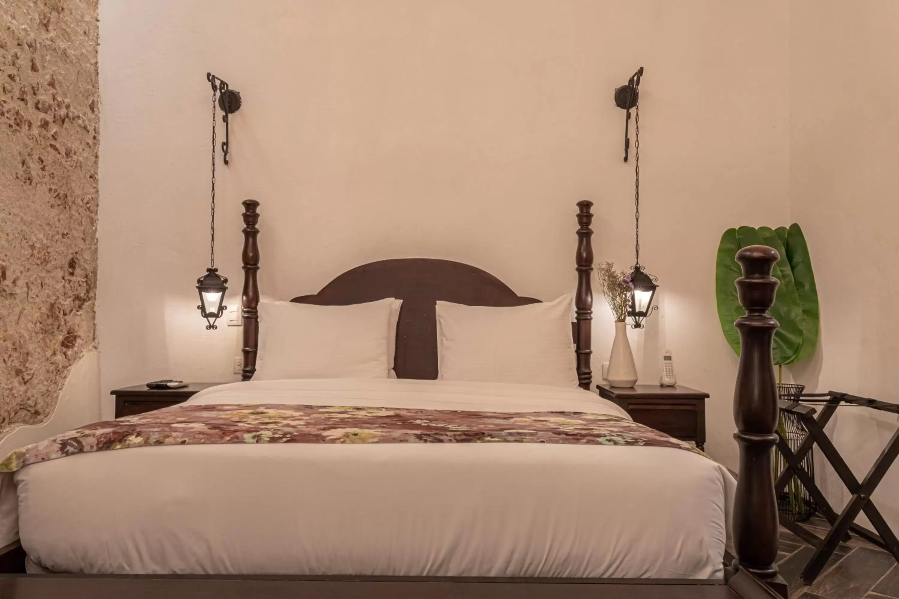 Queen Room in Soy Local Insignia Queen Room in Soy Local Insignia