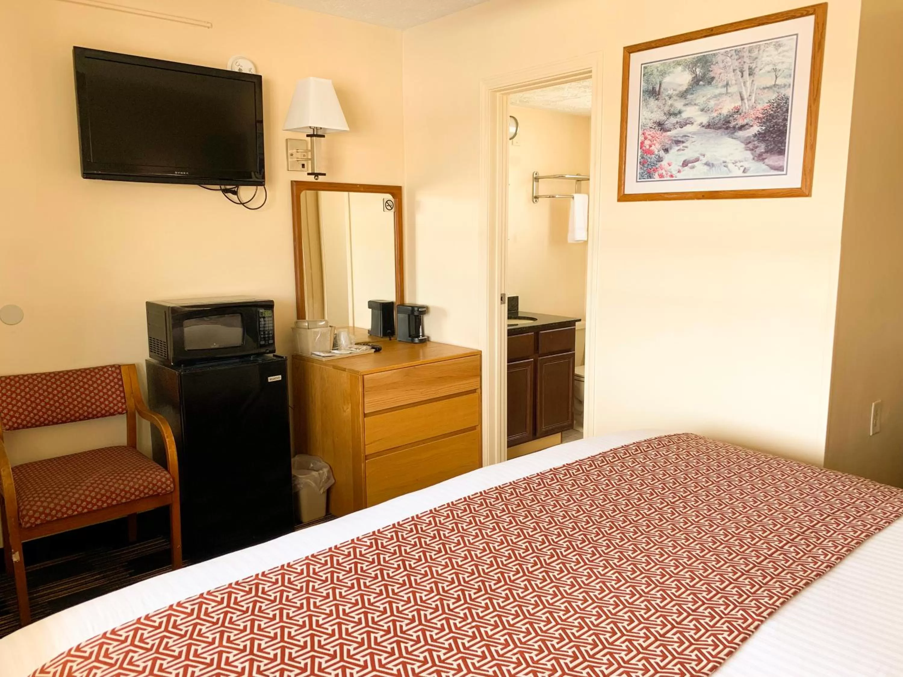 Photo of the whole room, Bed in Sandusky Inn