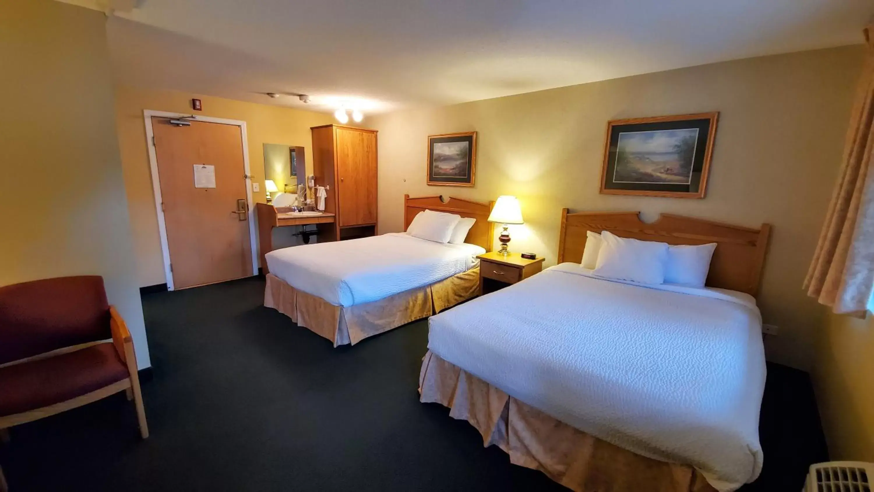 Photo of the whole room, Bed in Days Inn by Wyndham Penticton Conference Centre