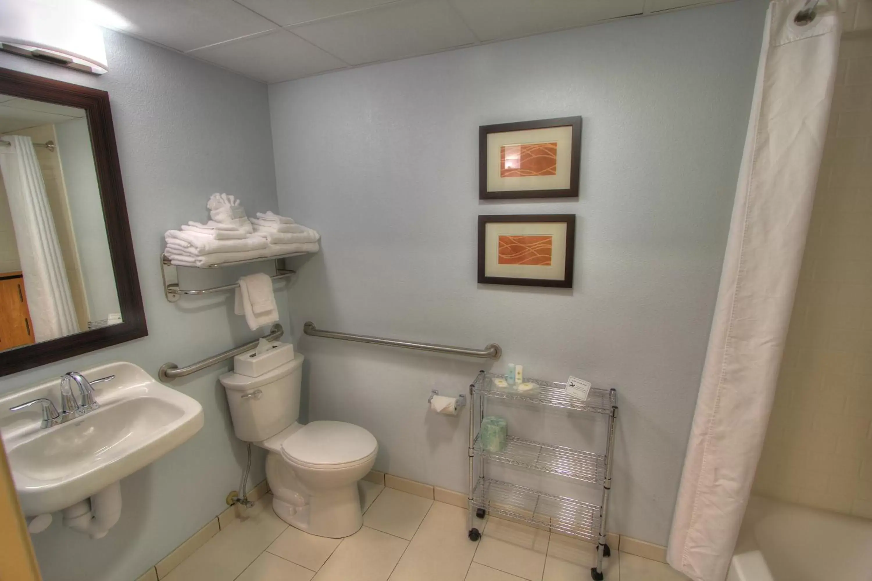 Bathroom in The Inn at Apple Valley, Ascend Hotel Collection