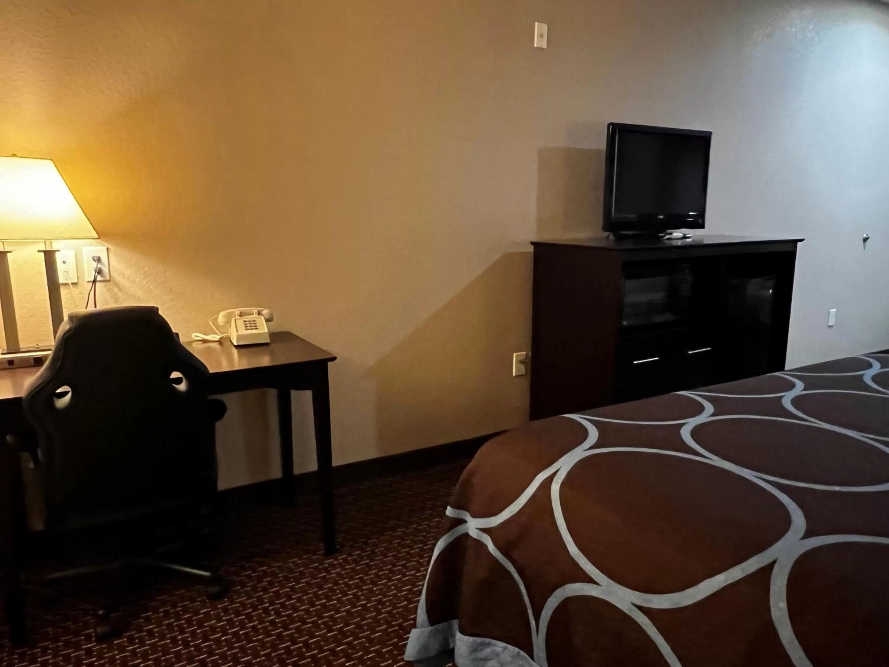 TV and multimedia, Bed in Super 8 by Wyndham Center