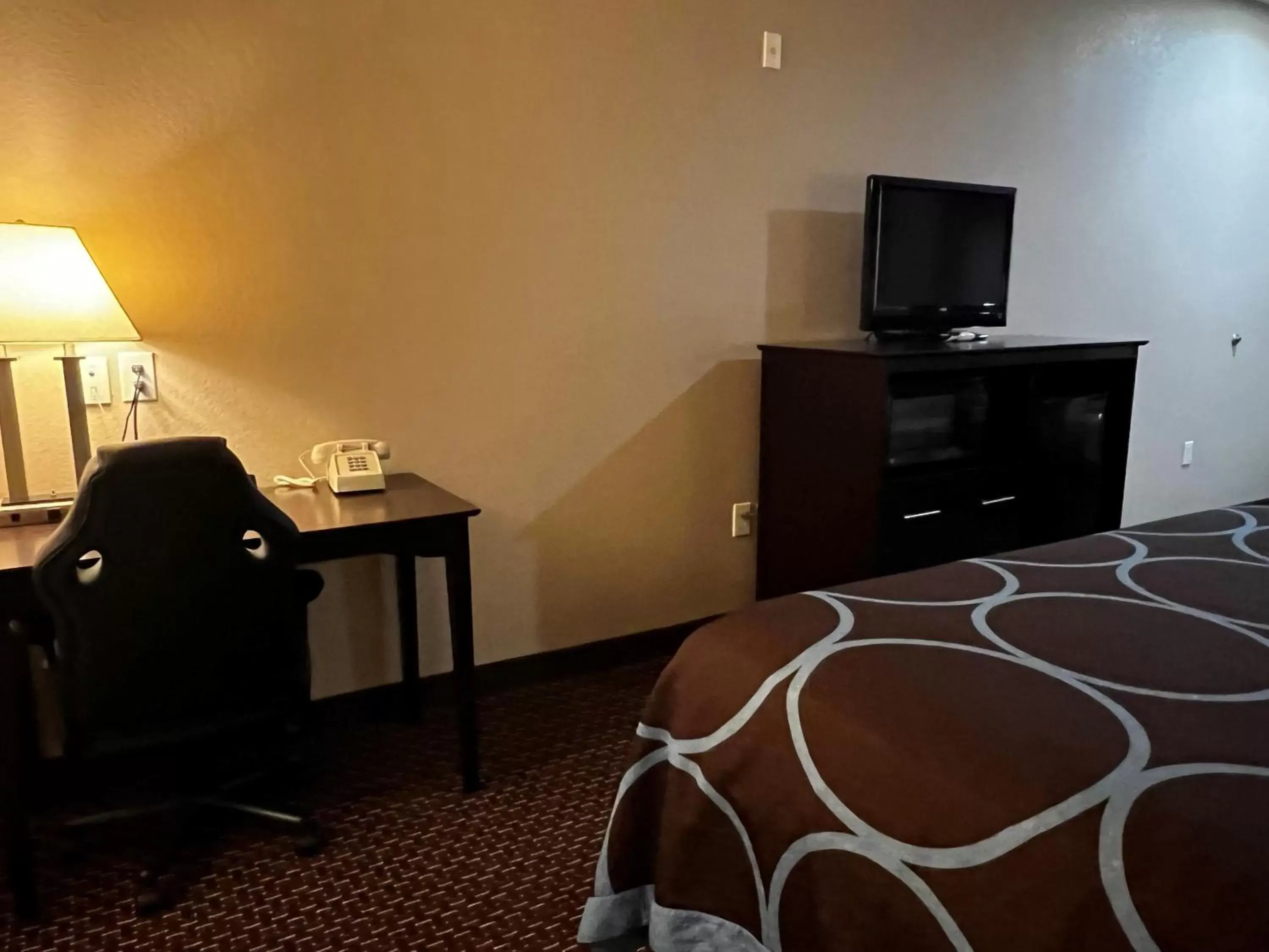 TV and multimedia, TV/Entertainment Center in Super 8 by Wyndham Center