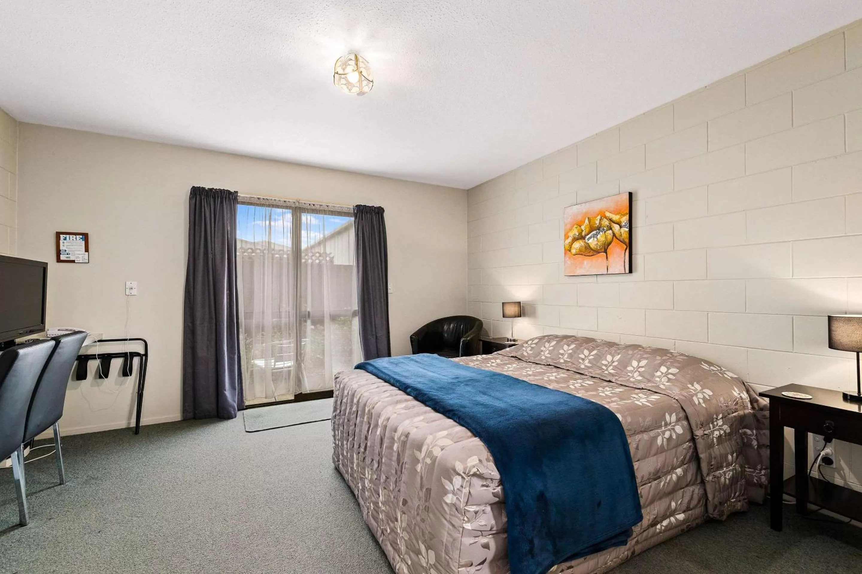 Photo of the whole room, Bed in Econo Lodge Canterbury Court Motel