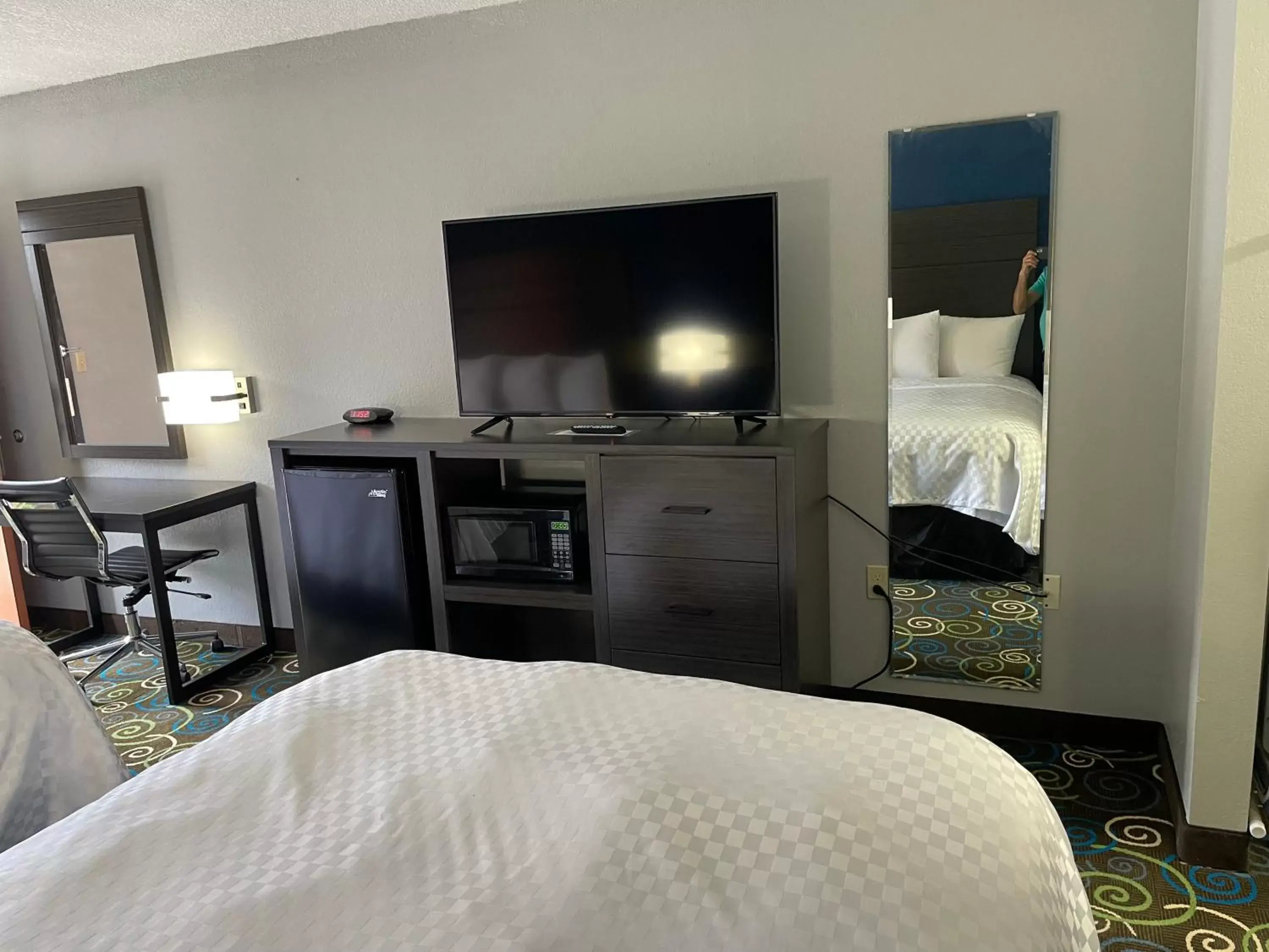 TV/Entertainment Center in Clairmont Inn & Suites - Warren