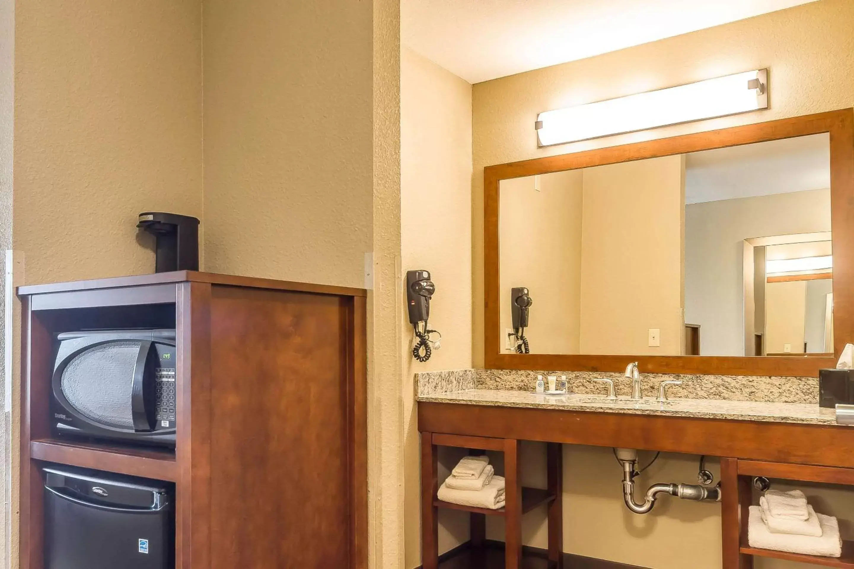 Photo of the whole room, Bathroom in Comfort Inn & Suites Rocklin