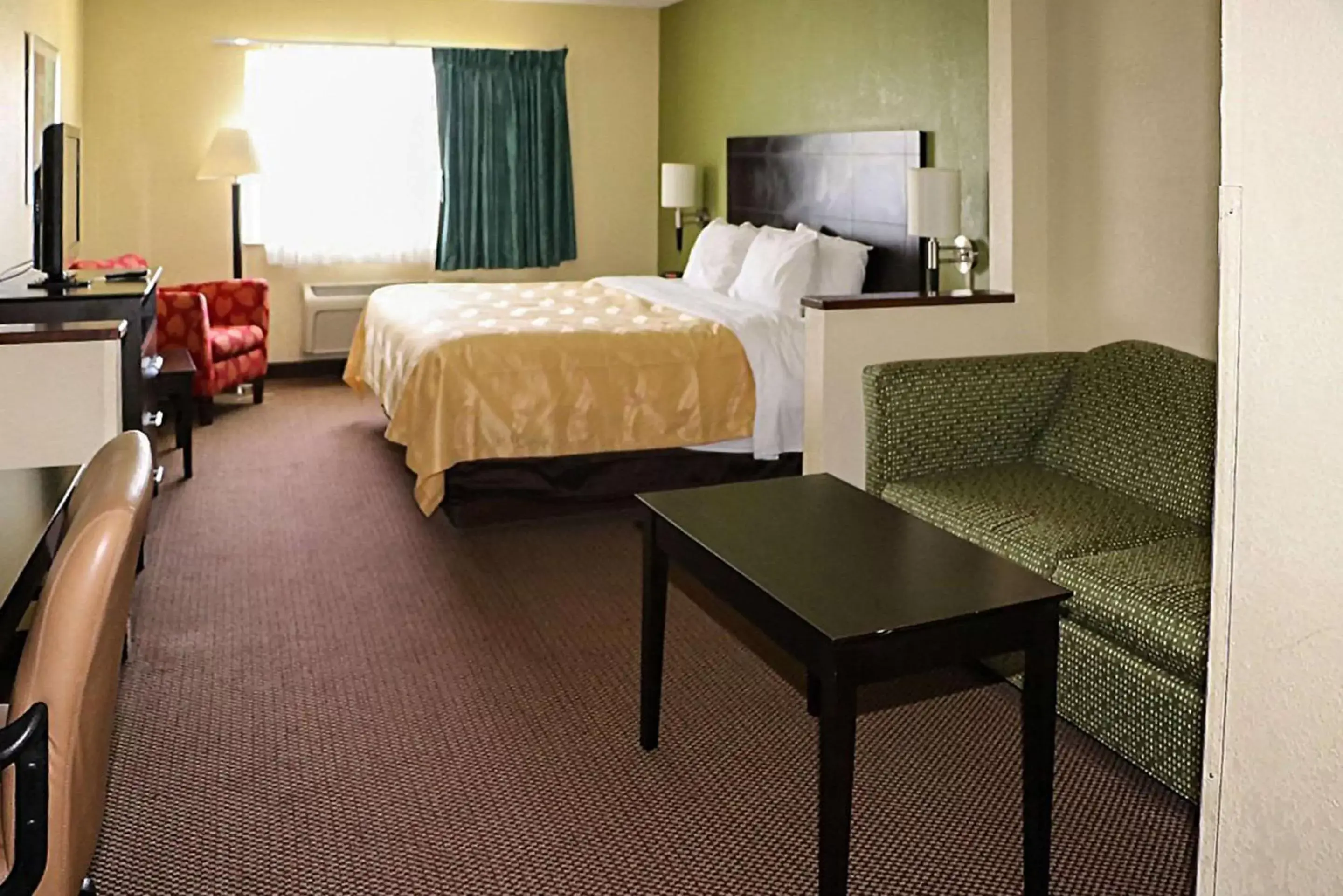 Photo of the whole room, Bed in Quality Inn East Evansville