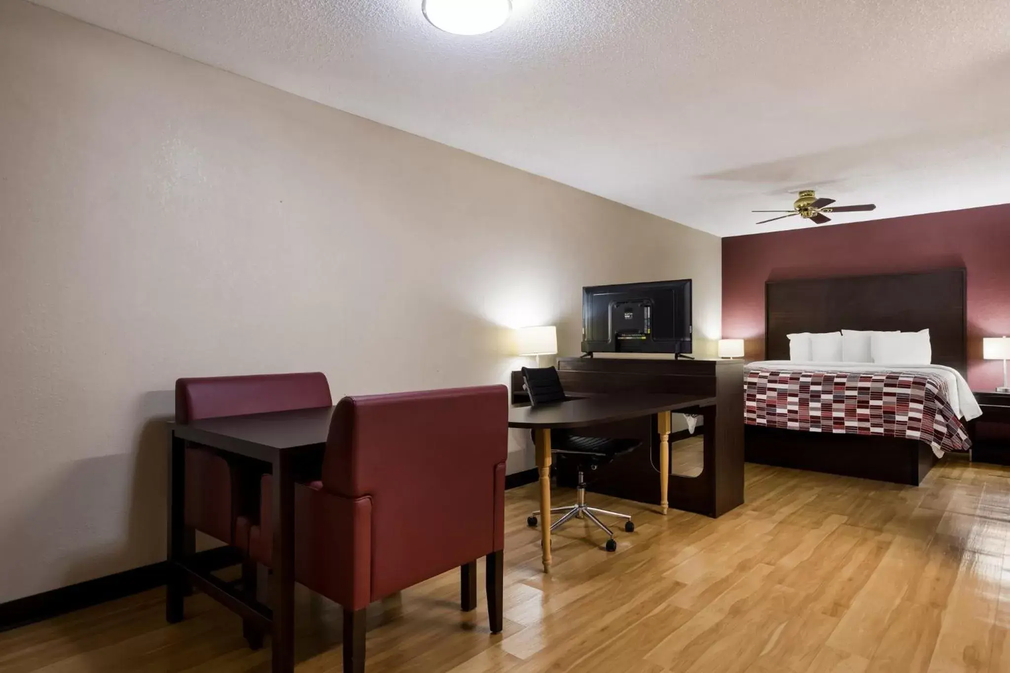 Bedroom, TV/Entertainment Center in Red Roof Inn & Suites Statesboro - University