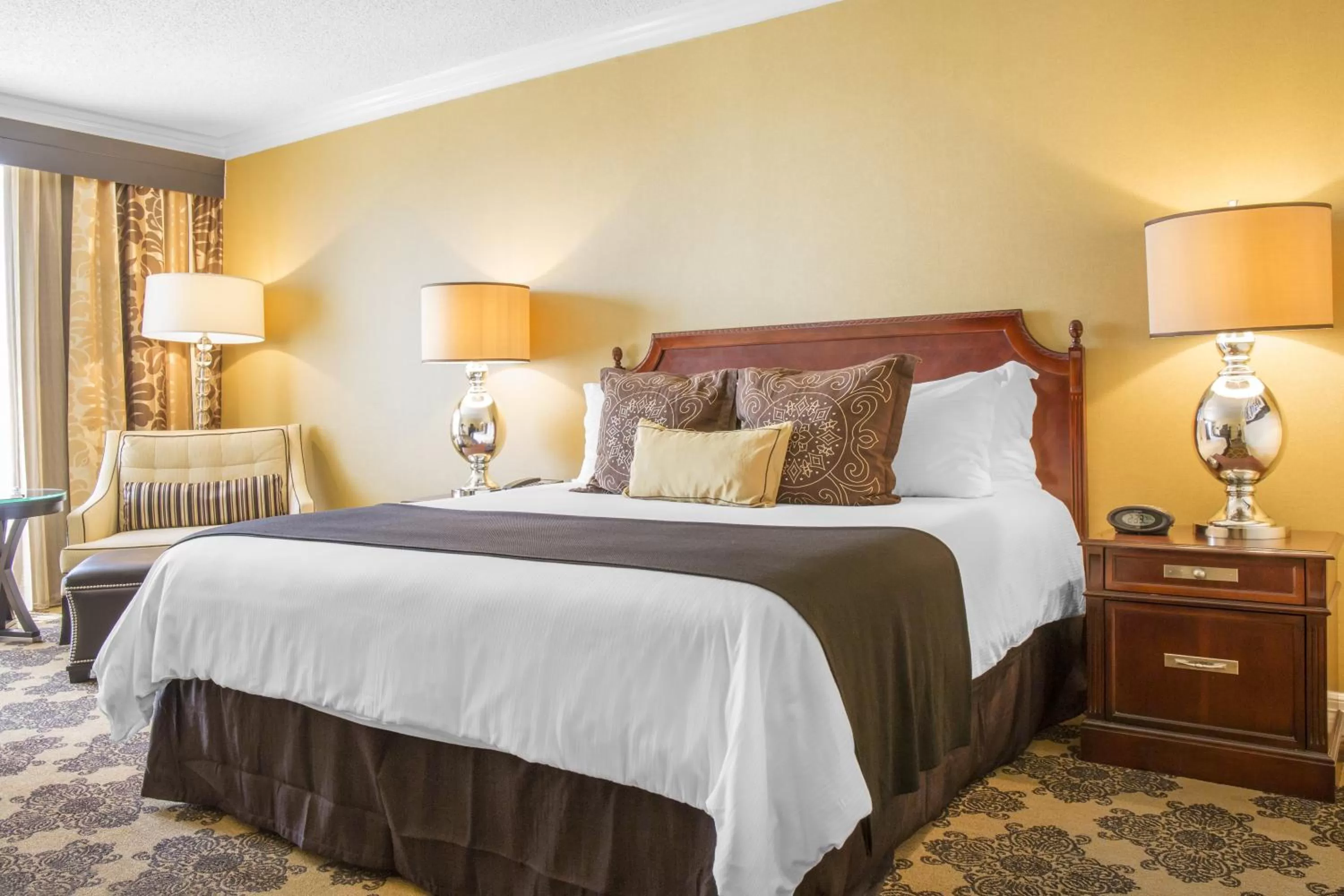 Bed in Omni Houston Hotel