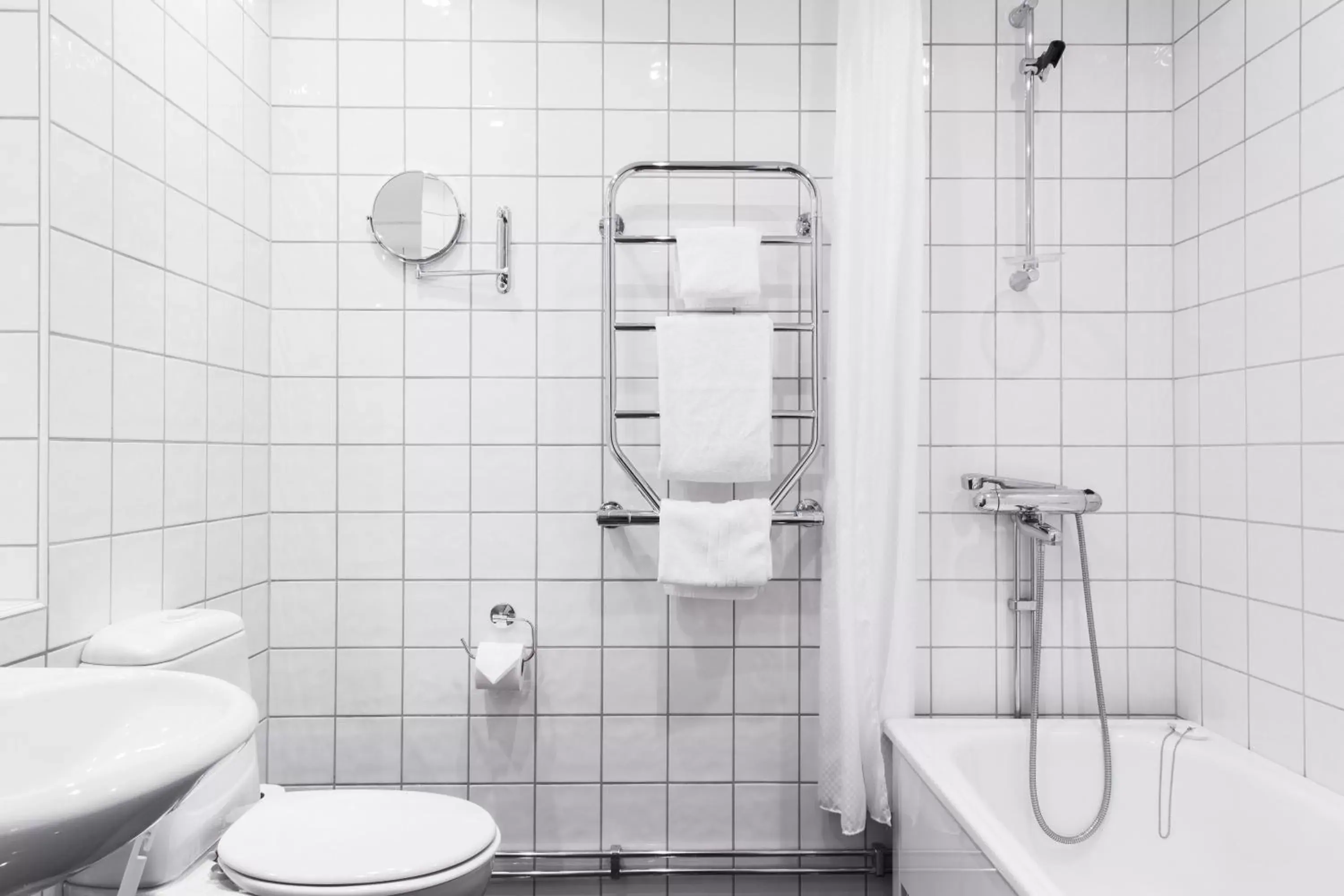 Shower, Bathroom in Landvetter Airport Hotel, Best Western Premier Collection