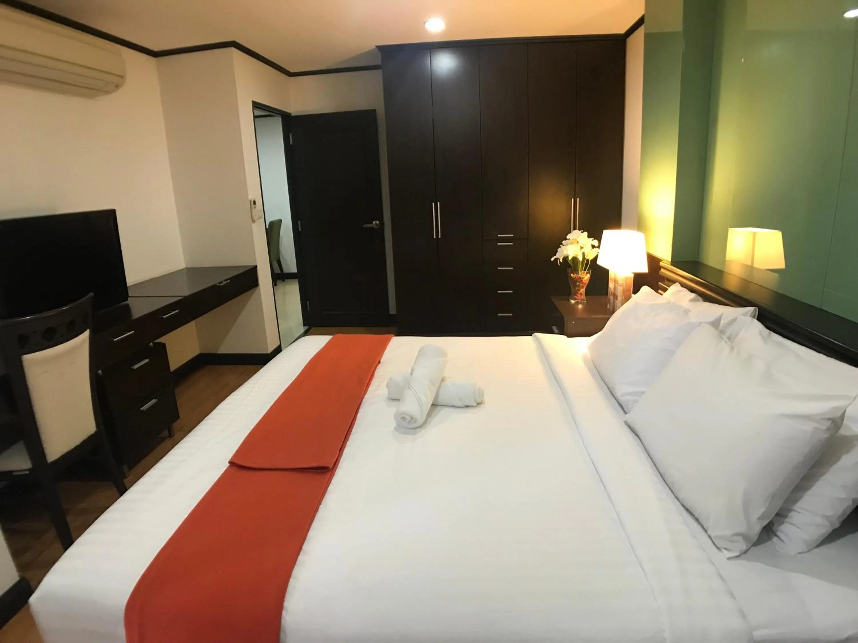 Bedroom, Bed in Twin Peaks Sukhumvit Suites