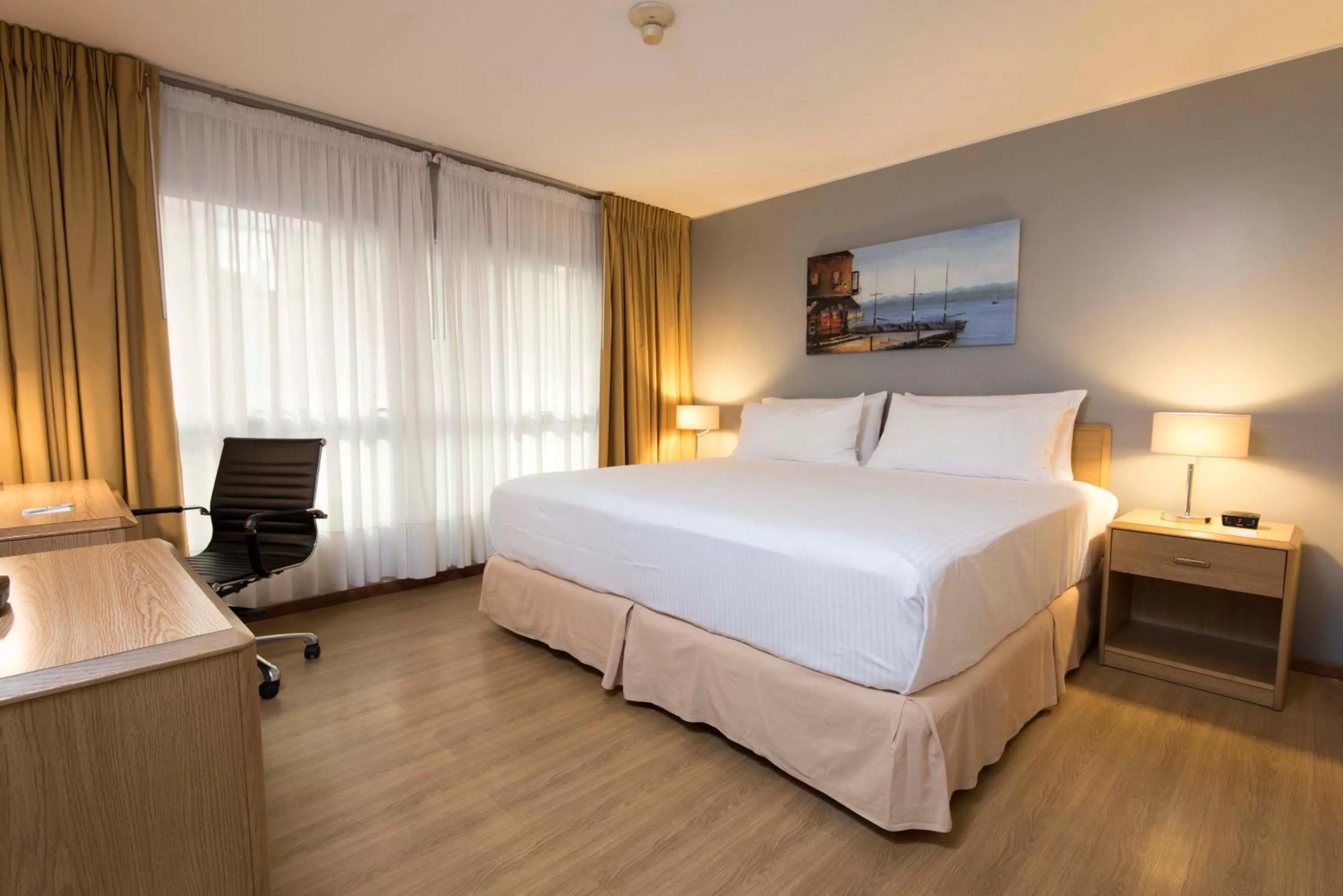 Photo of the whole room, Bed in Holiday Inn Montevideo by IHG