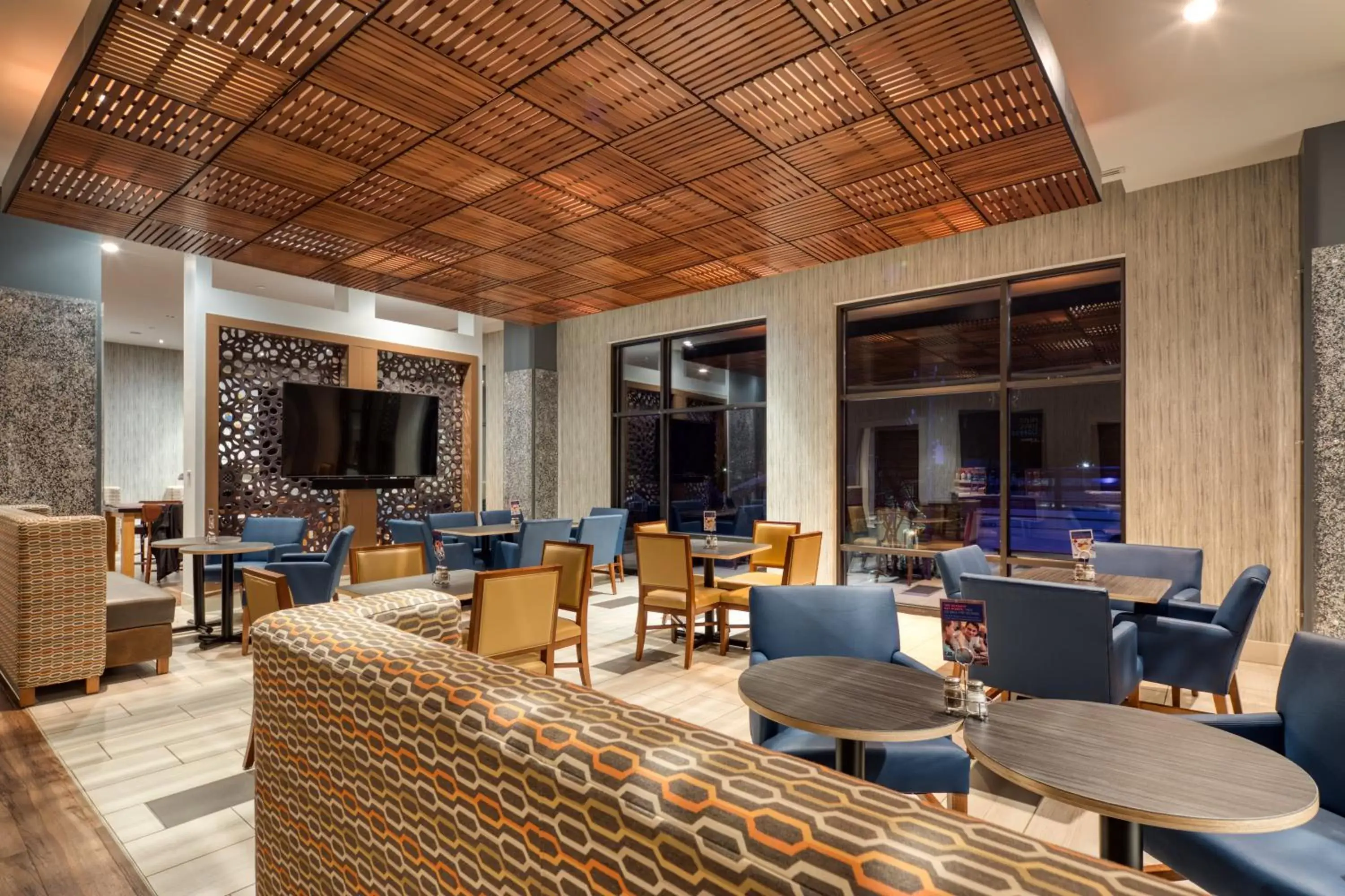 Breakfast, Restaurant/Places to Eat in Holiday Inn Express & Suites - Charlotte - South End, an IHG Hotel