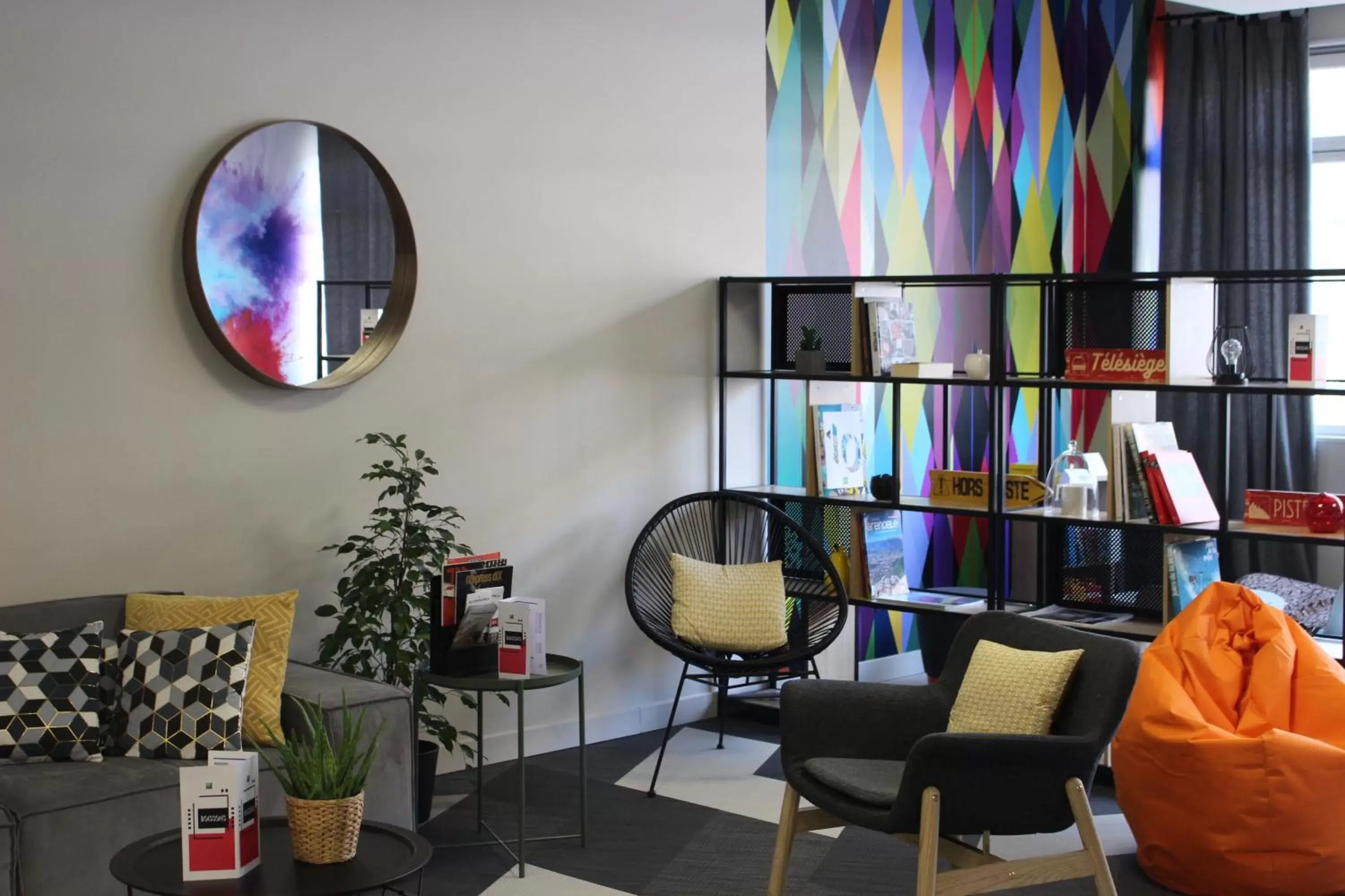 Communal lounge/ TV room in Ibis Styles Crolles Grenoble A41