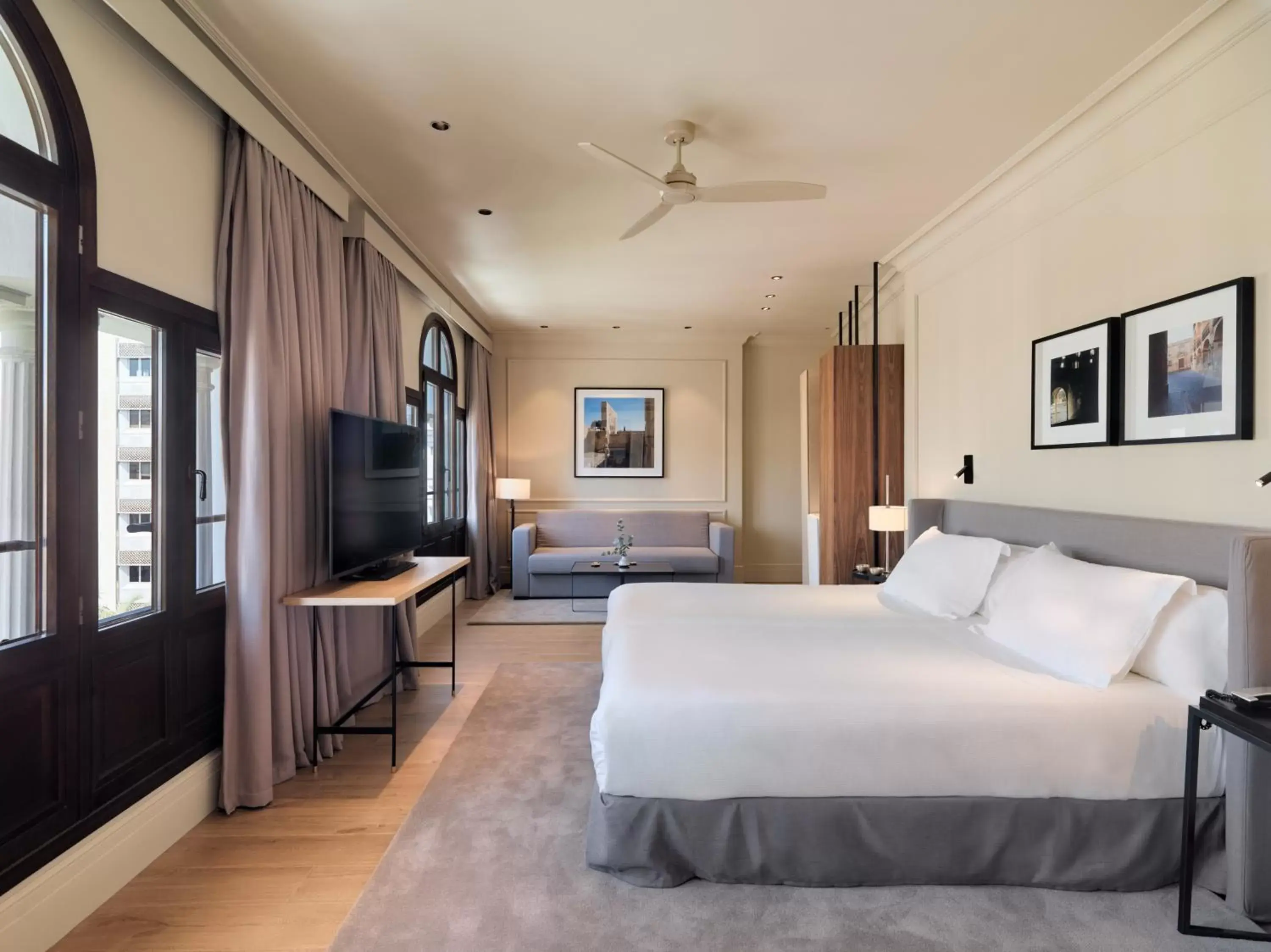 Photo of the whole room, Bed in H10 Palacio Colomera Photo of the whole room, Bed in H10 Palacio Colomera