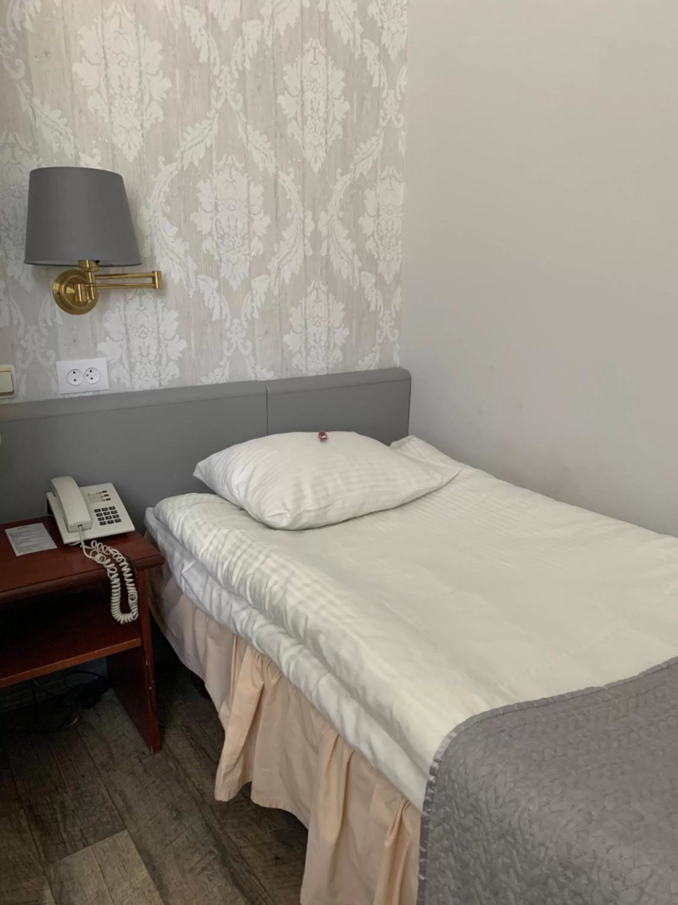 Bed in NB Hotel with Free Parking