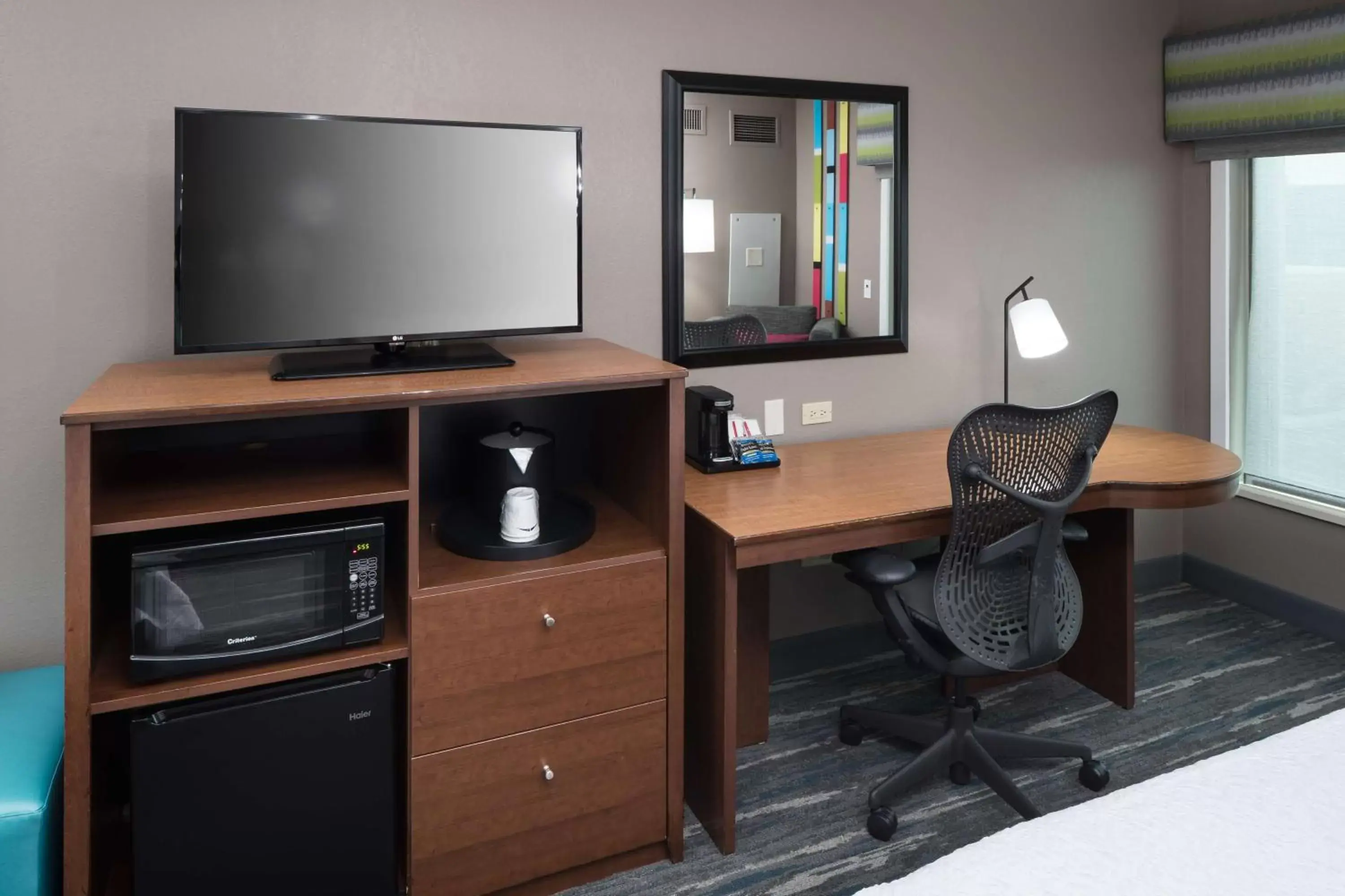 Bedroom, TV/Entertainment Center in Hampton Inn & Suites Chicago North Shore