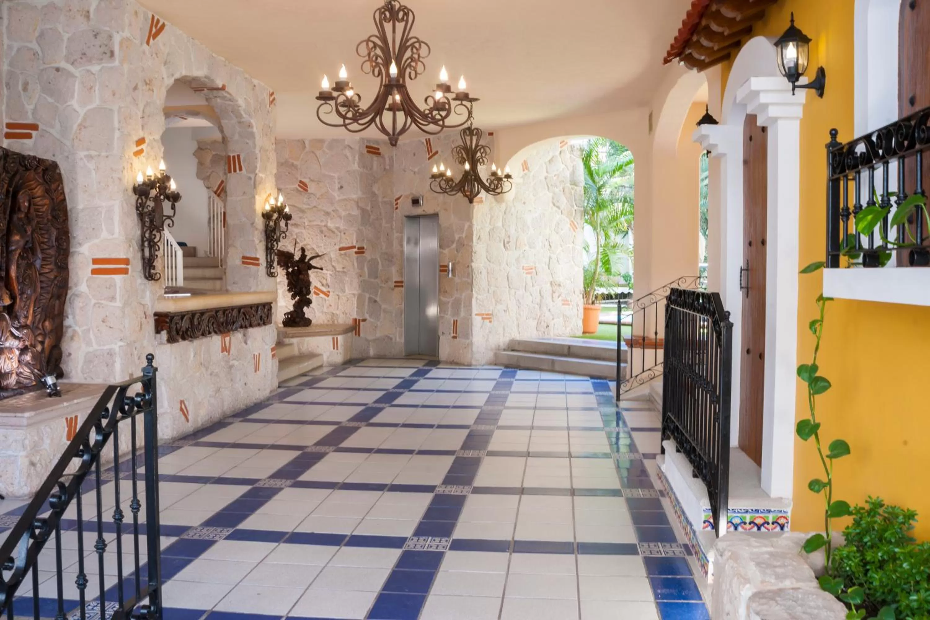 Lobby or reception, Bed in Los Arcos Suites