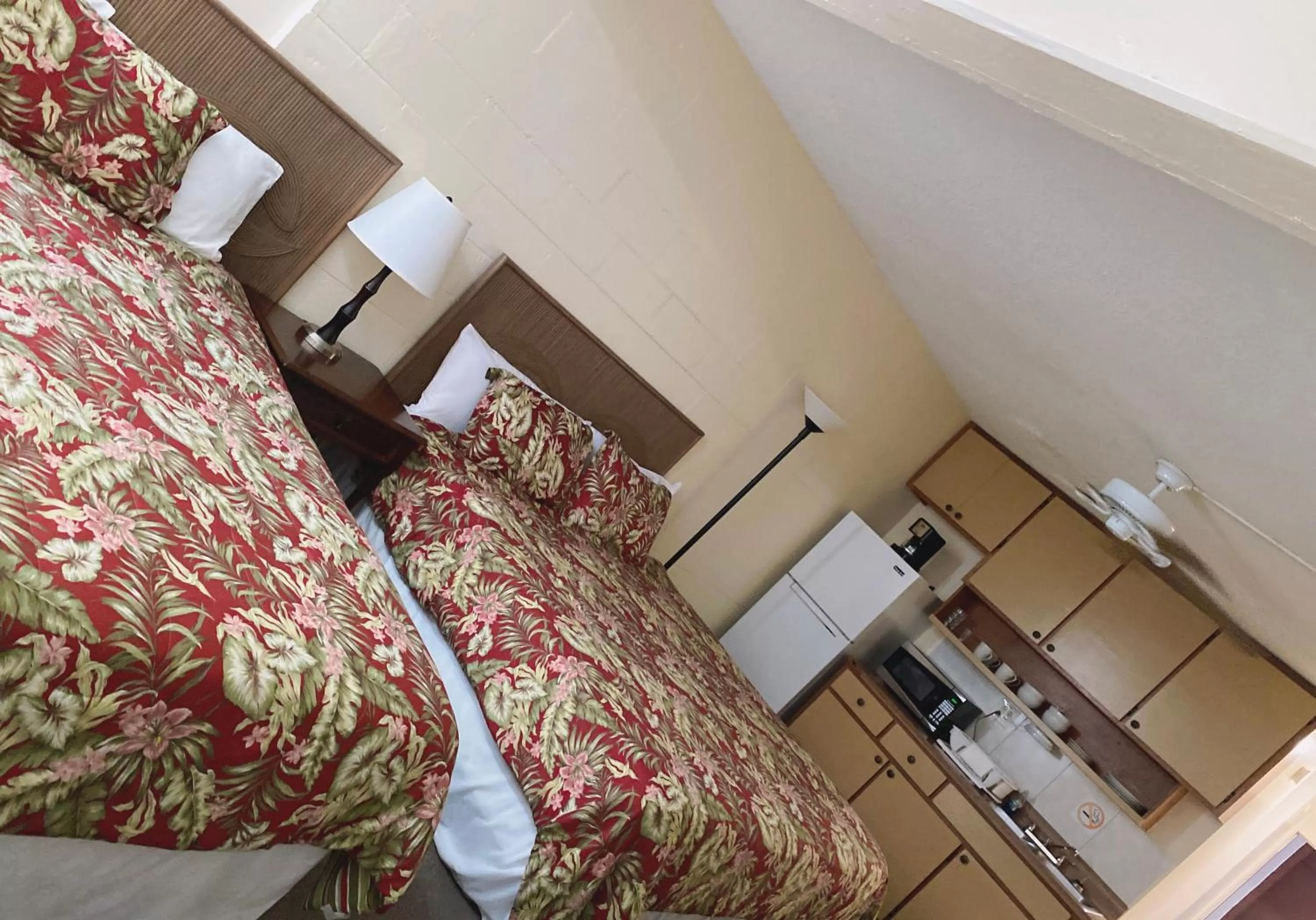 Bed in Hilo Reeds Bay Hotel