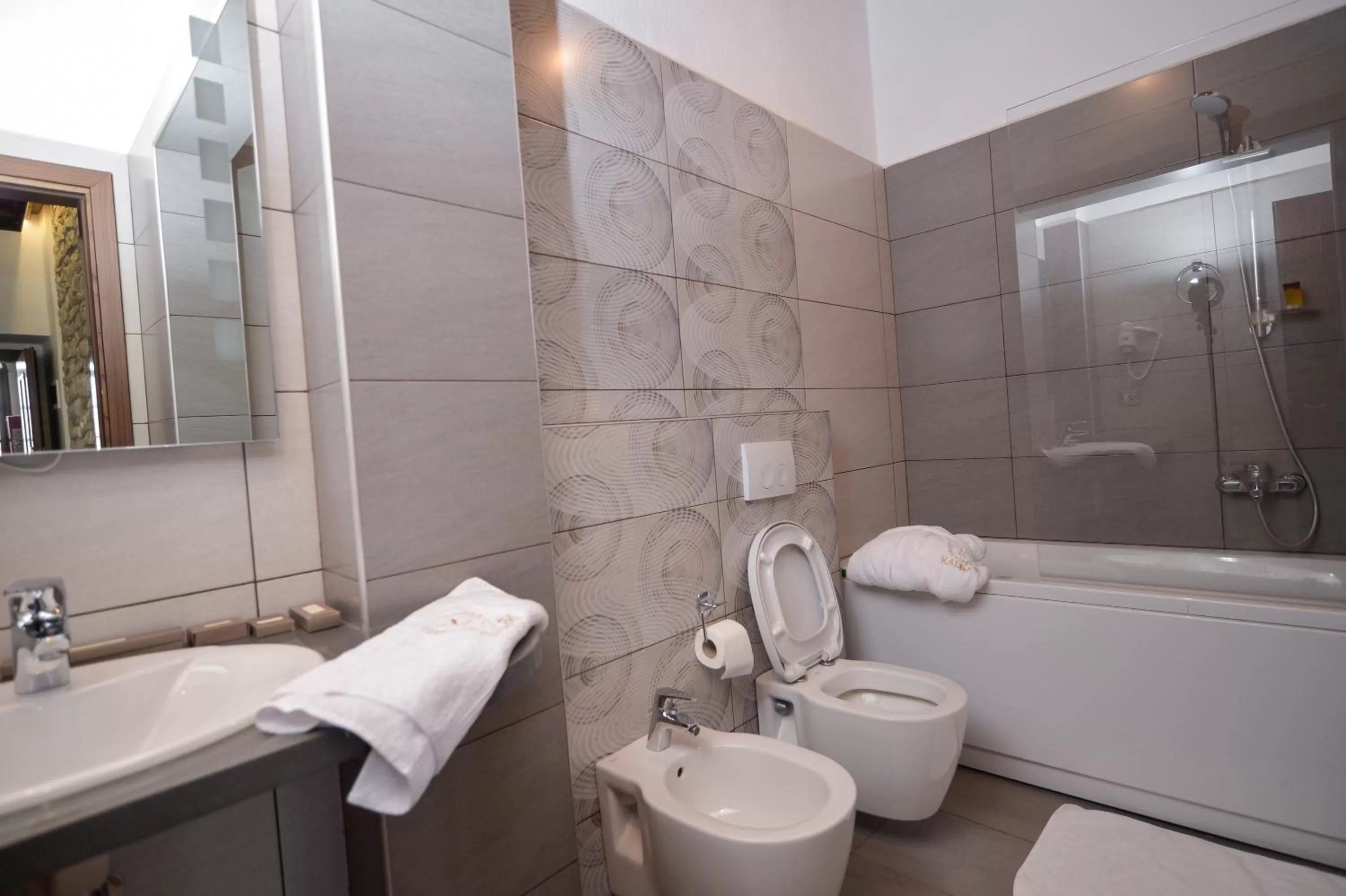 Hot Tub in Hotel Kalemi 2