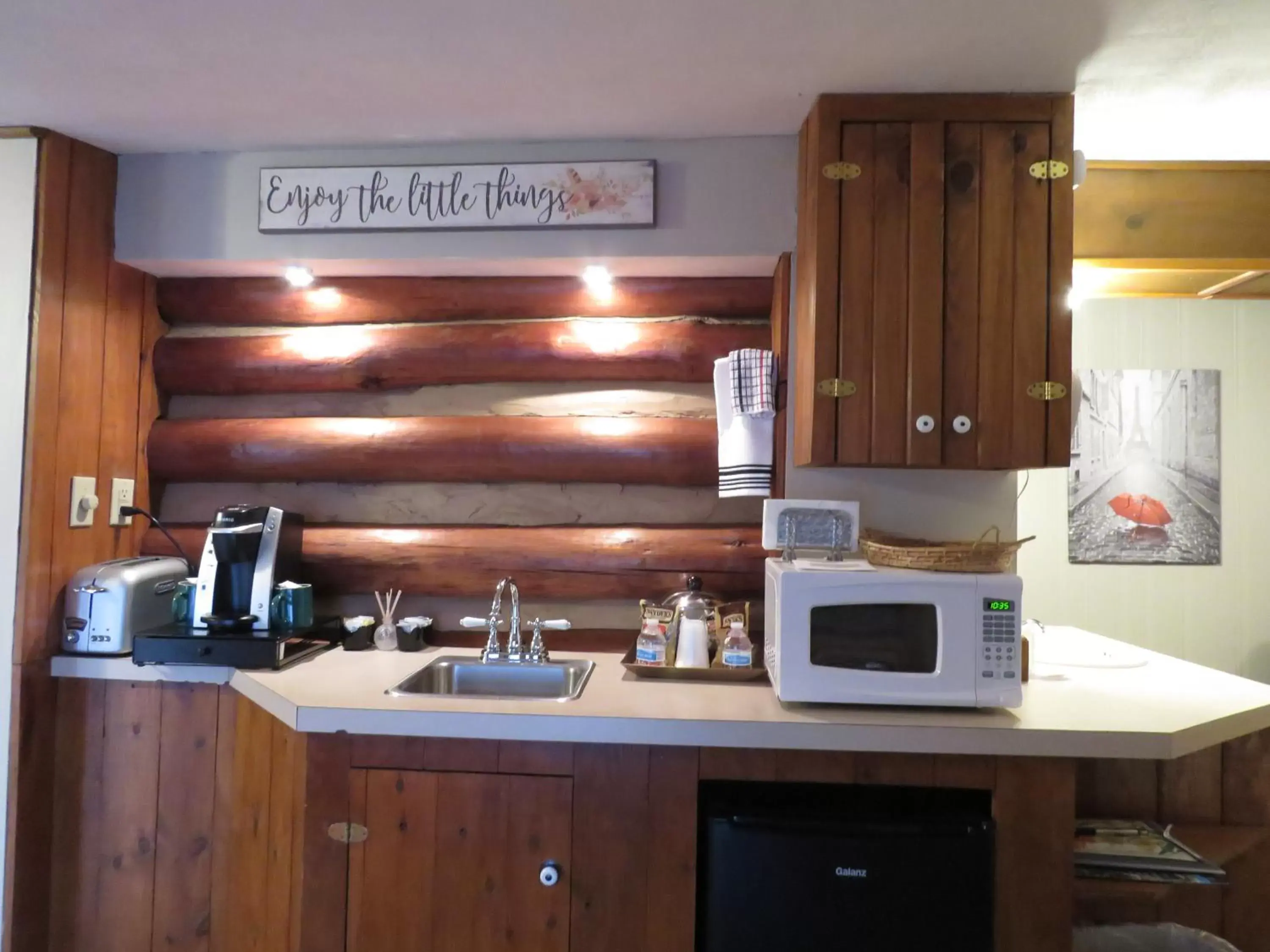 oven, Kitchen/Kitchenette in Tall Pines Inn