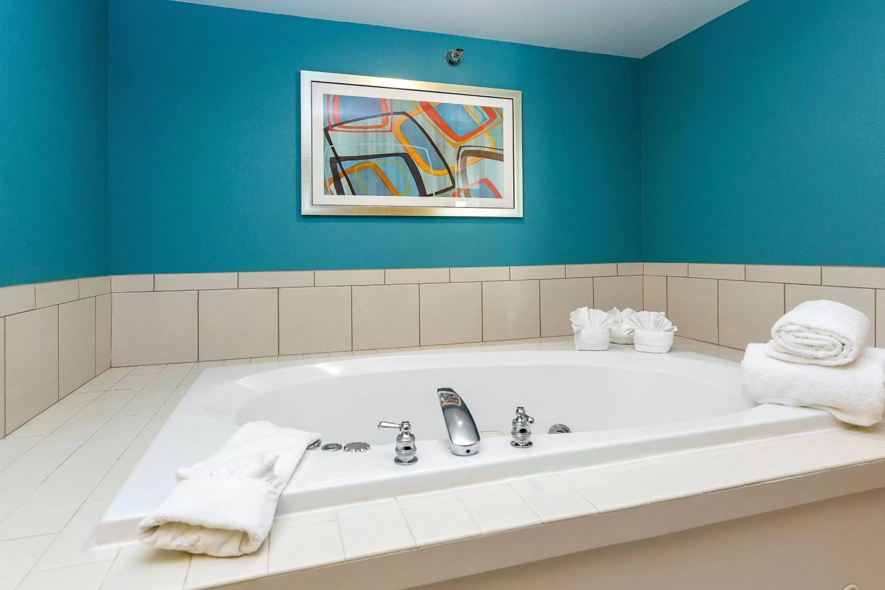Swimming pool, Bathroom in Fairfield Inn & Suites Des Moines West