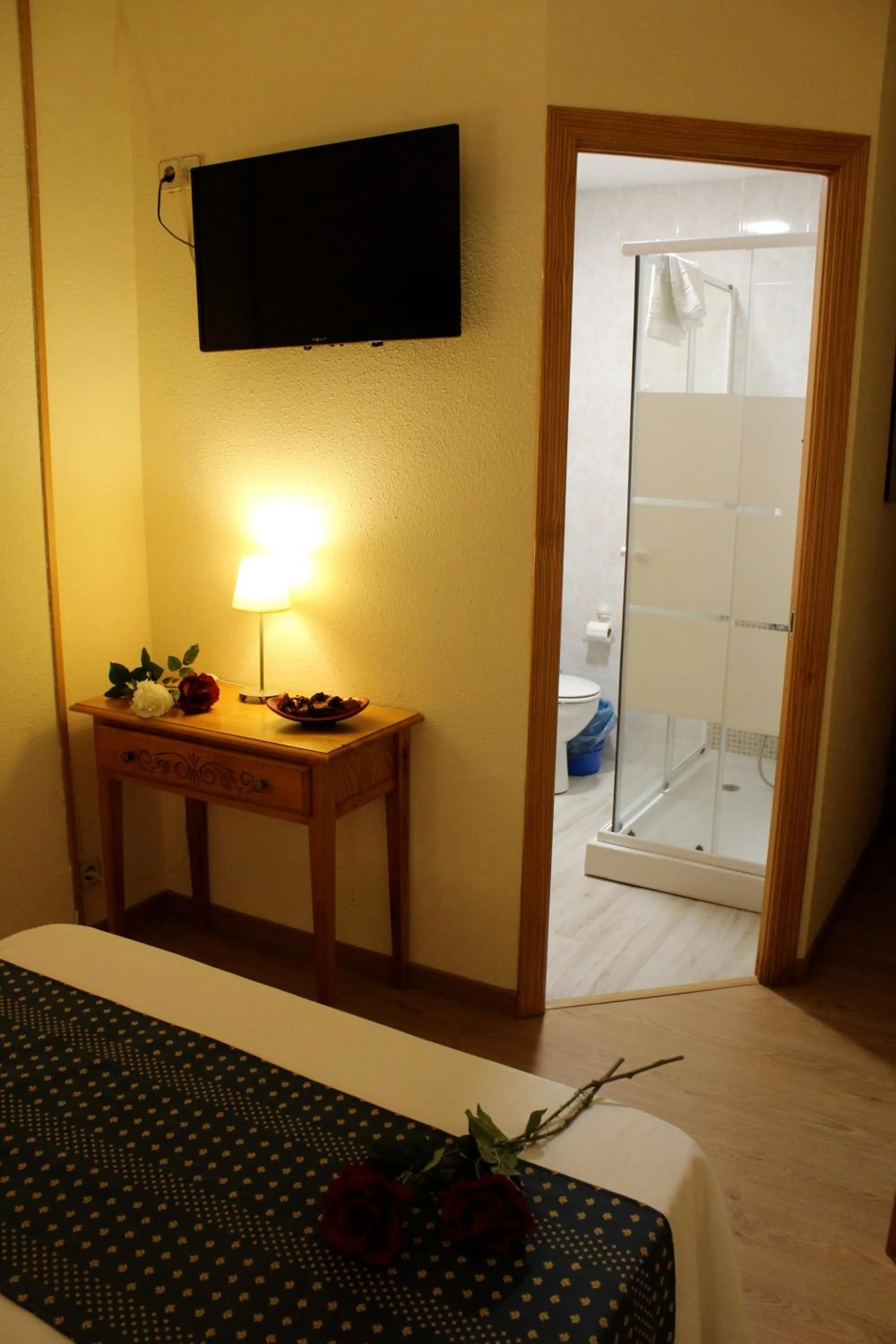 Shower, Bed in Hotel Cuatro Caños