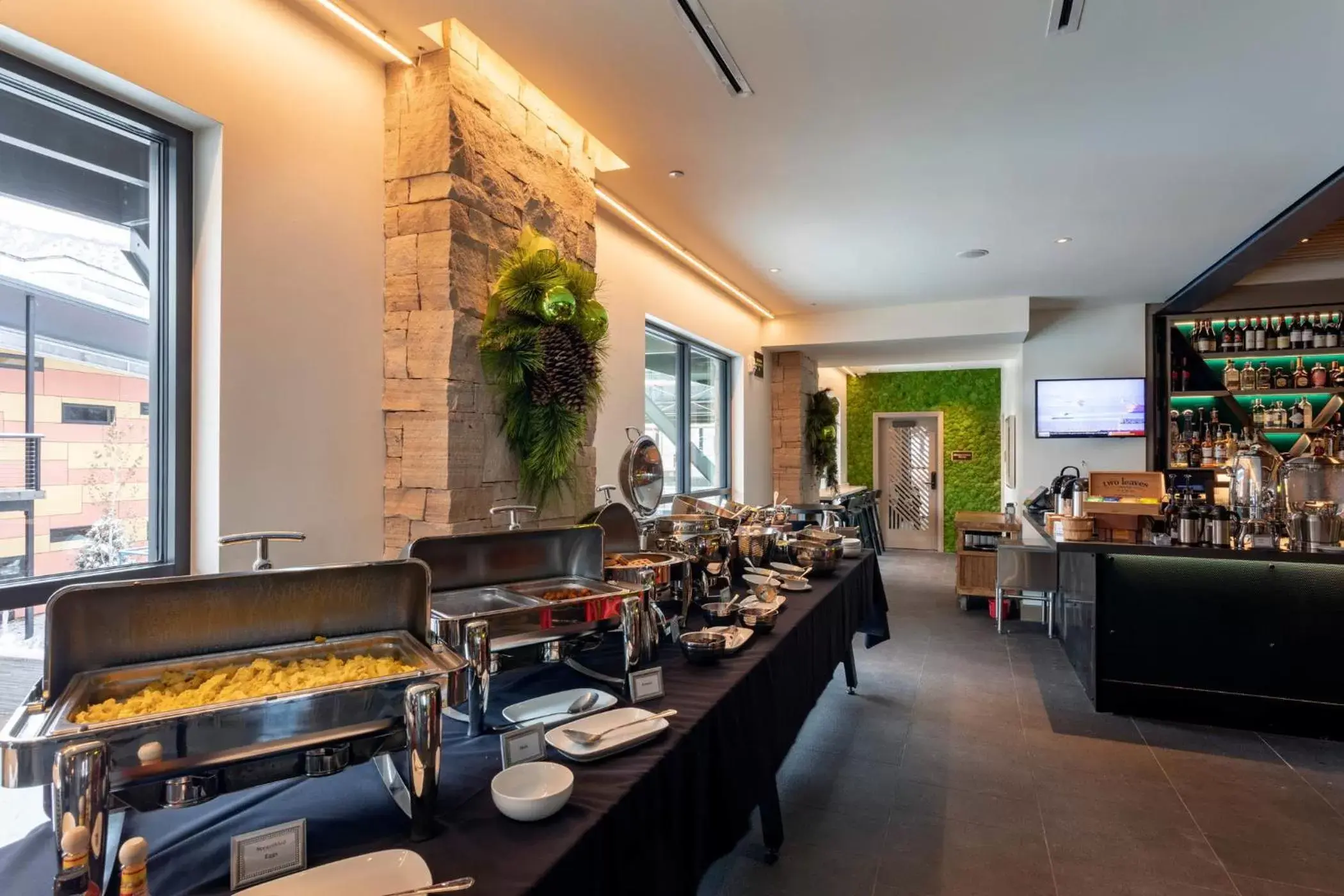 Buffet breakfast, Restaurant/Places to Eat in Limelight Hotel Snowmass