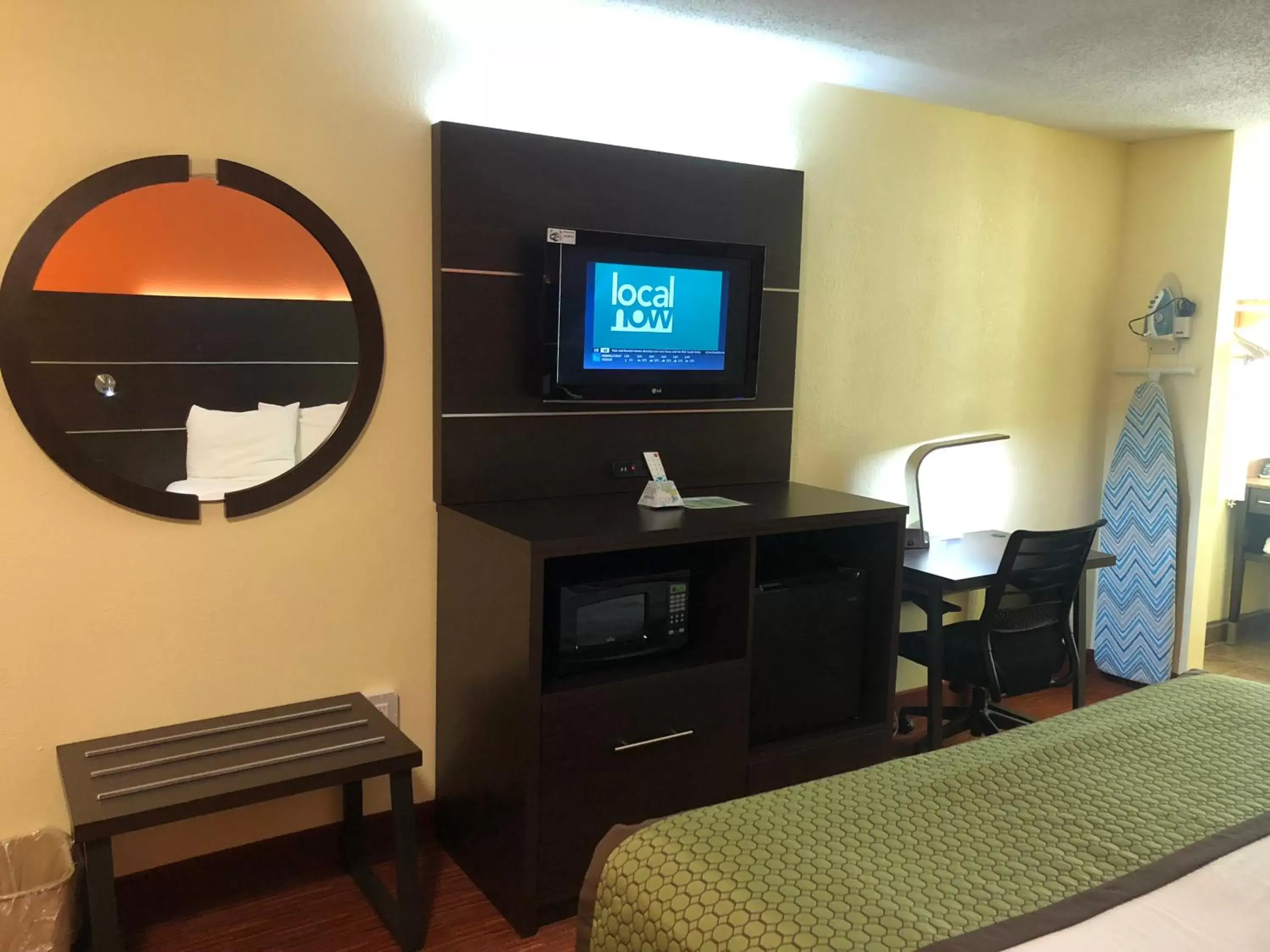 Bedroom, TV/Entertainment Center in SureStay Hotel by Best Western Manning