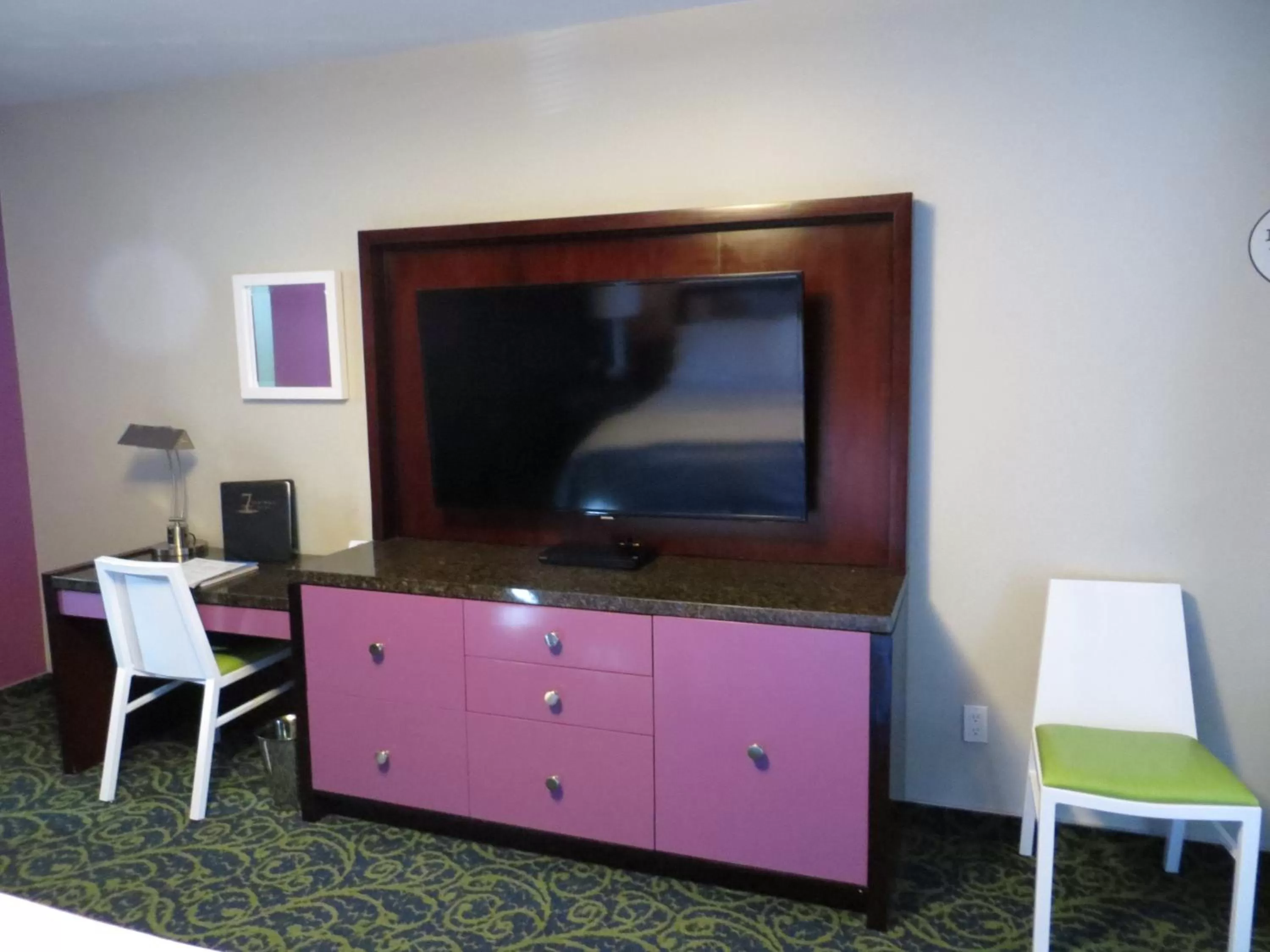 TV and multimedia in 7 Springs Inn & Suites