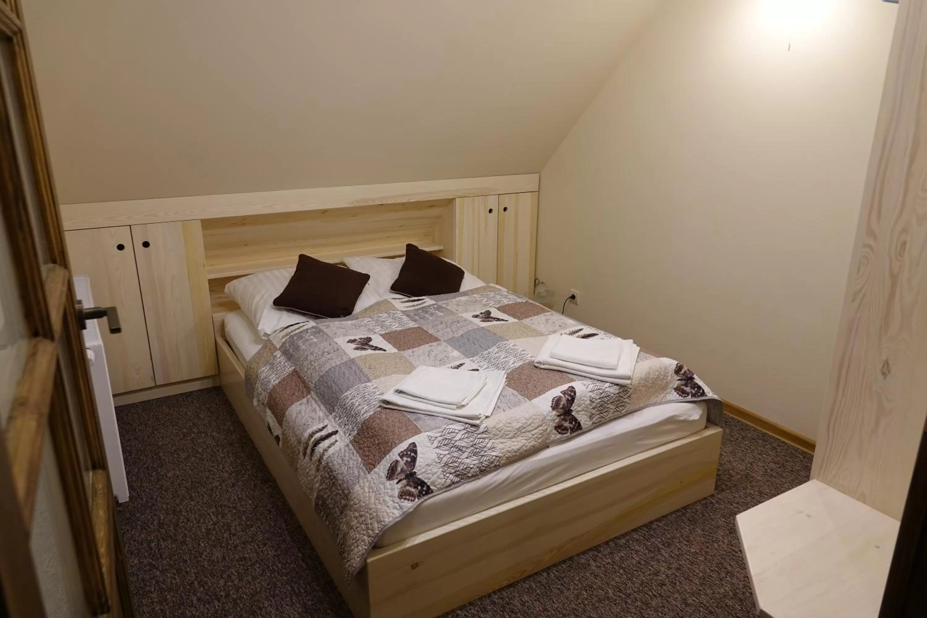 Bed in Gościniec Dworski w Ropie - Pokoje gościnne