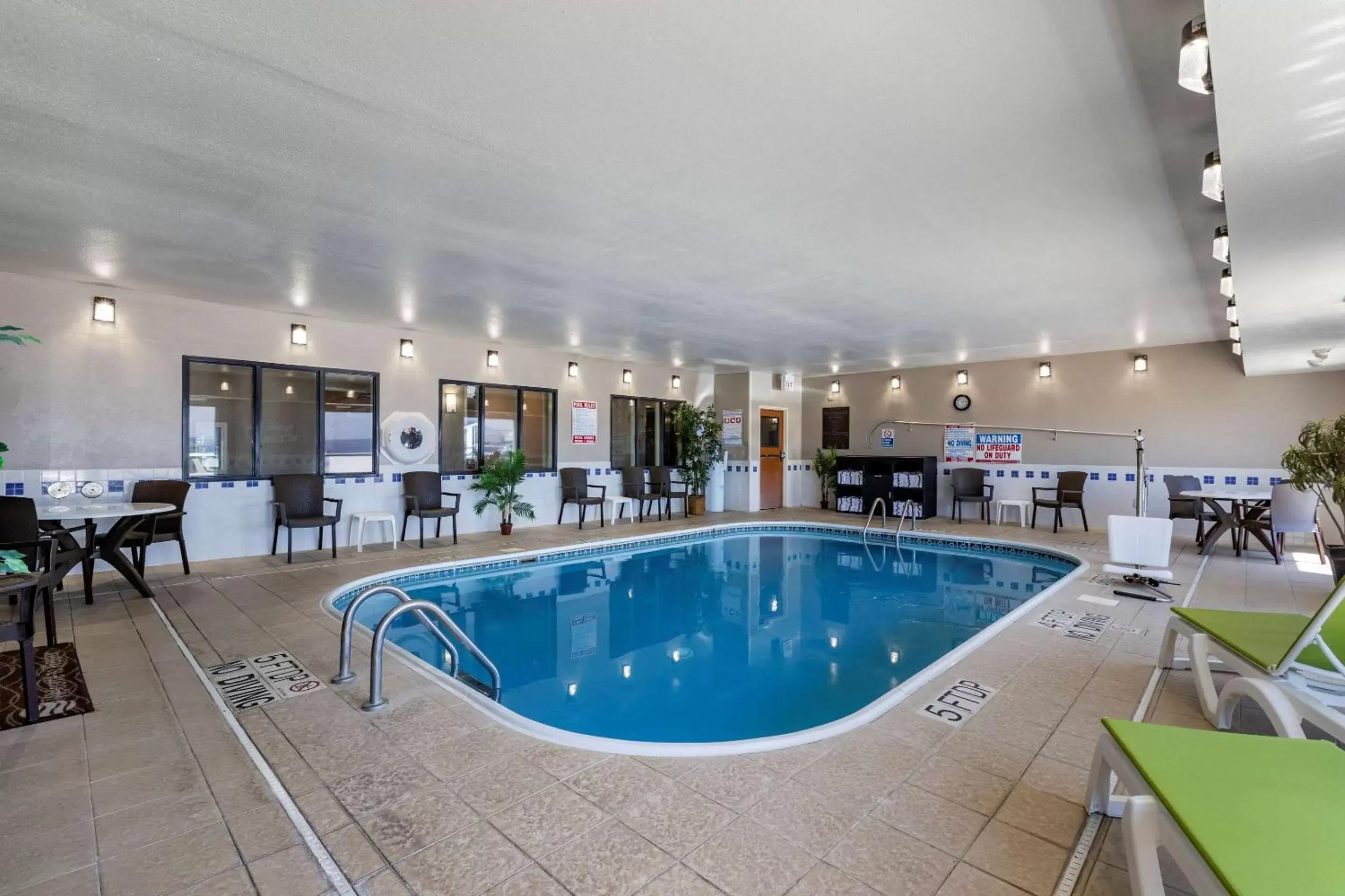 Swimming Pool in Comfort Inn & Suites Waterloo – Cedar Falls