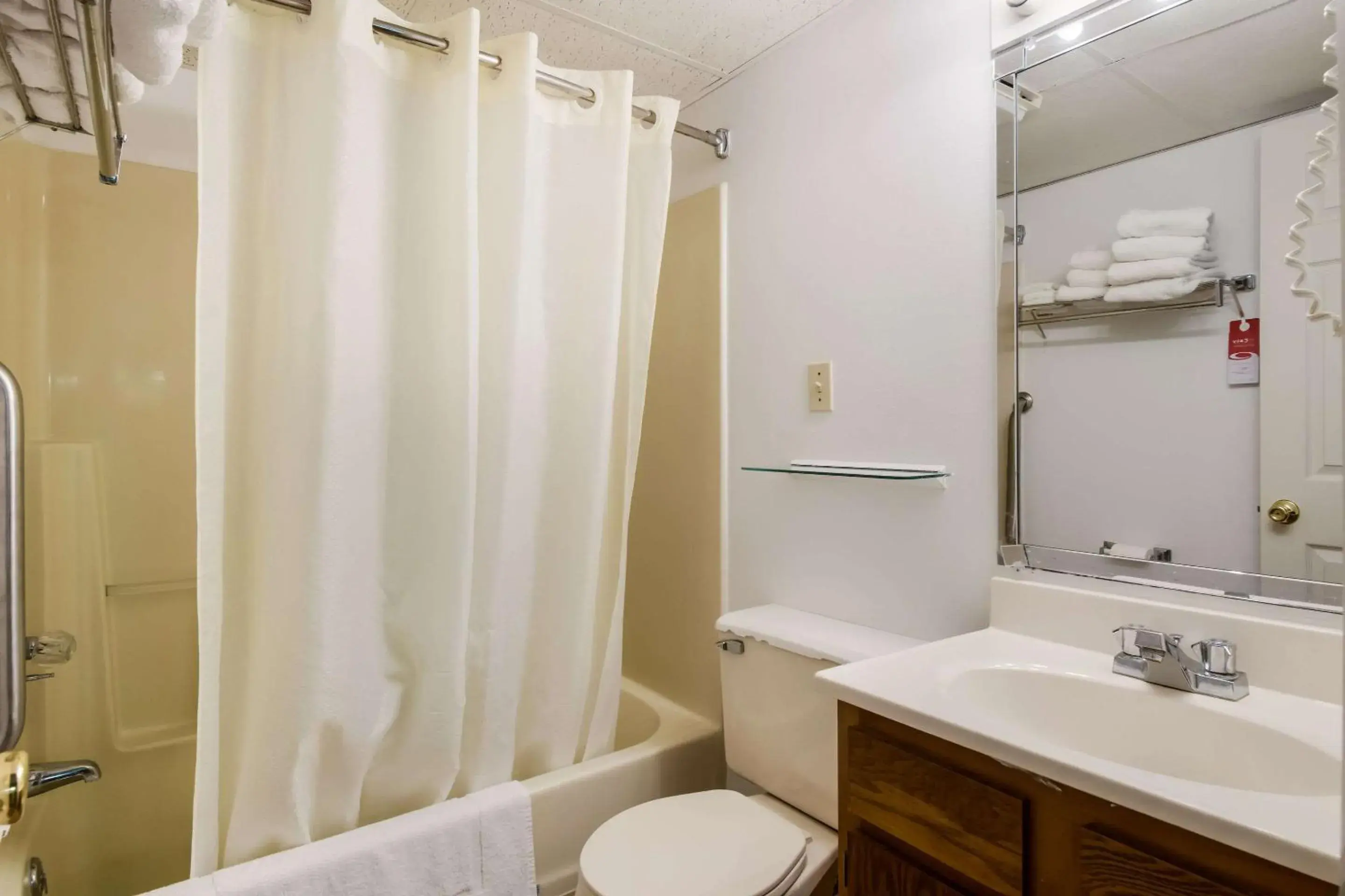 Photo of the whole room, Bathroom in Econo Lodge Inn & Suites Pocono near Lake Harmony