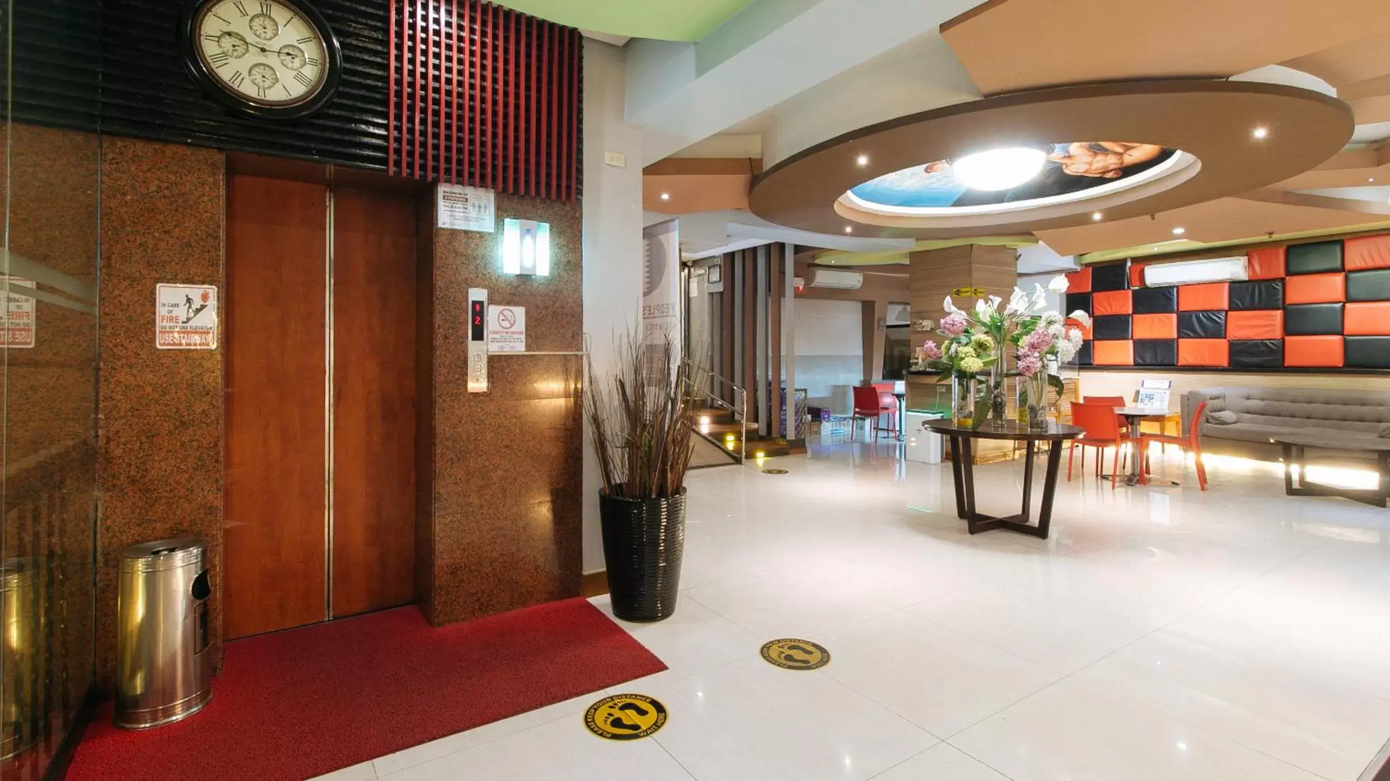 Lobby or reception in RedDoorz at Timog Avenue Quezon City - Vaccinated Staff