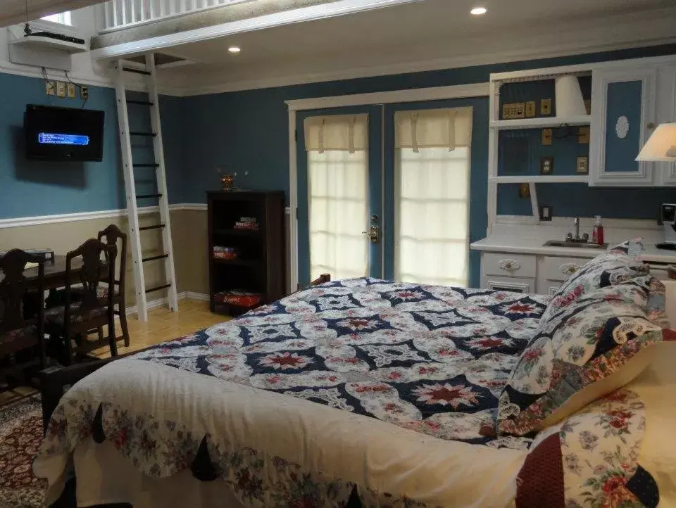 King Room in Book Nook Inn King Room in Book Nook Inn