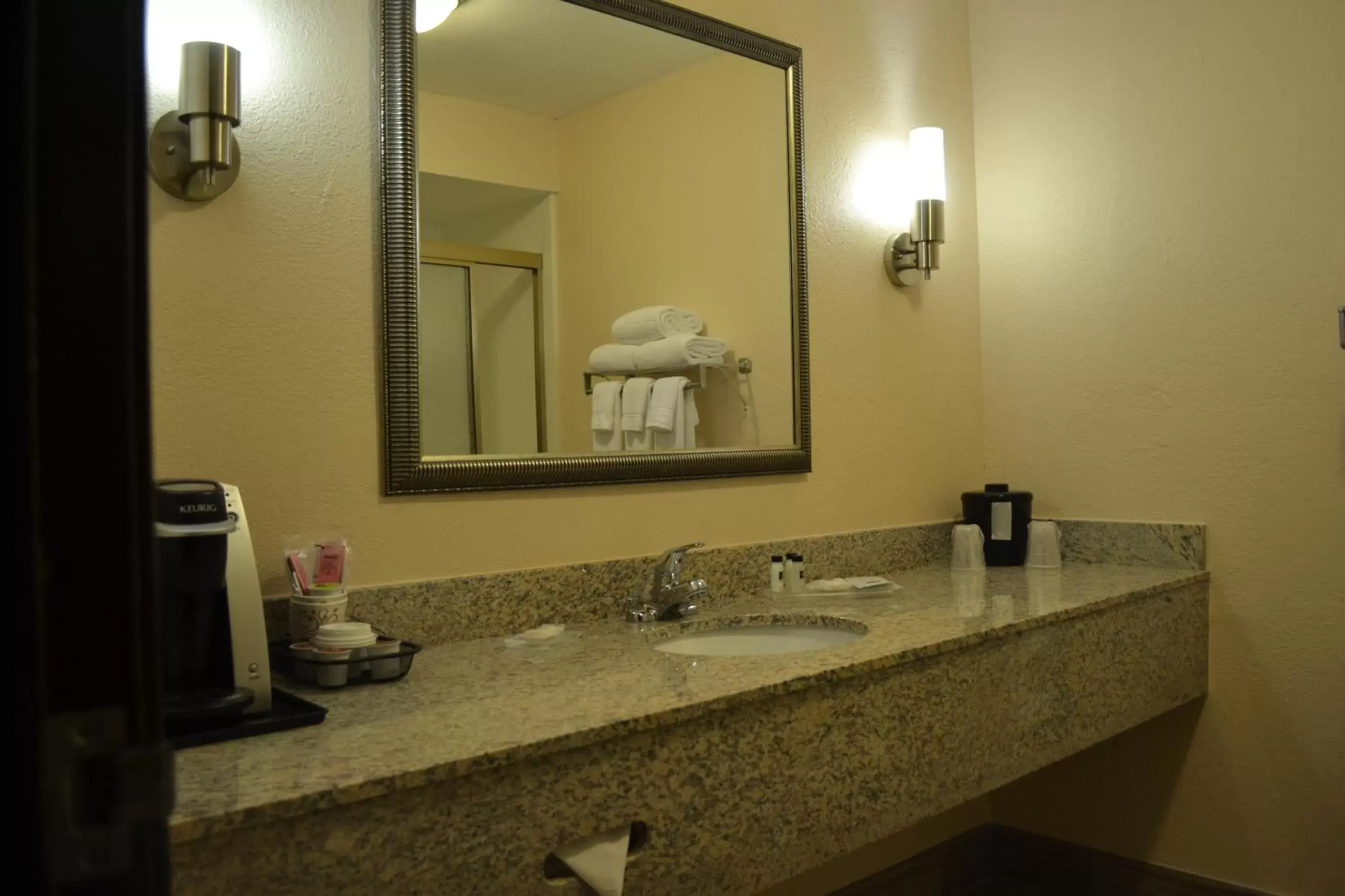 Bathroom in Country Inn & Suites by Radisson, Abingdon, VA