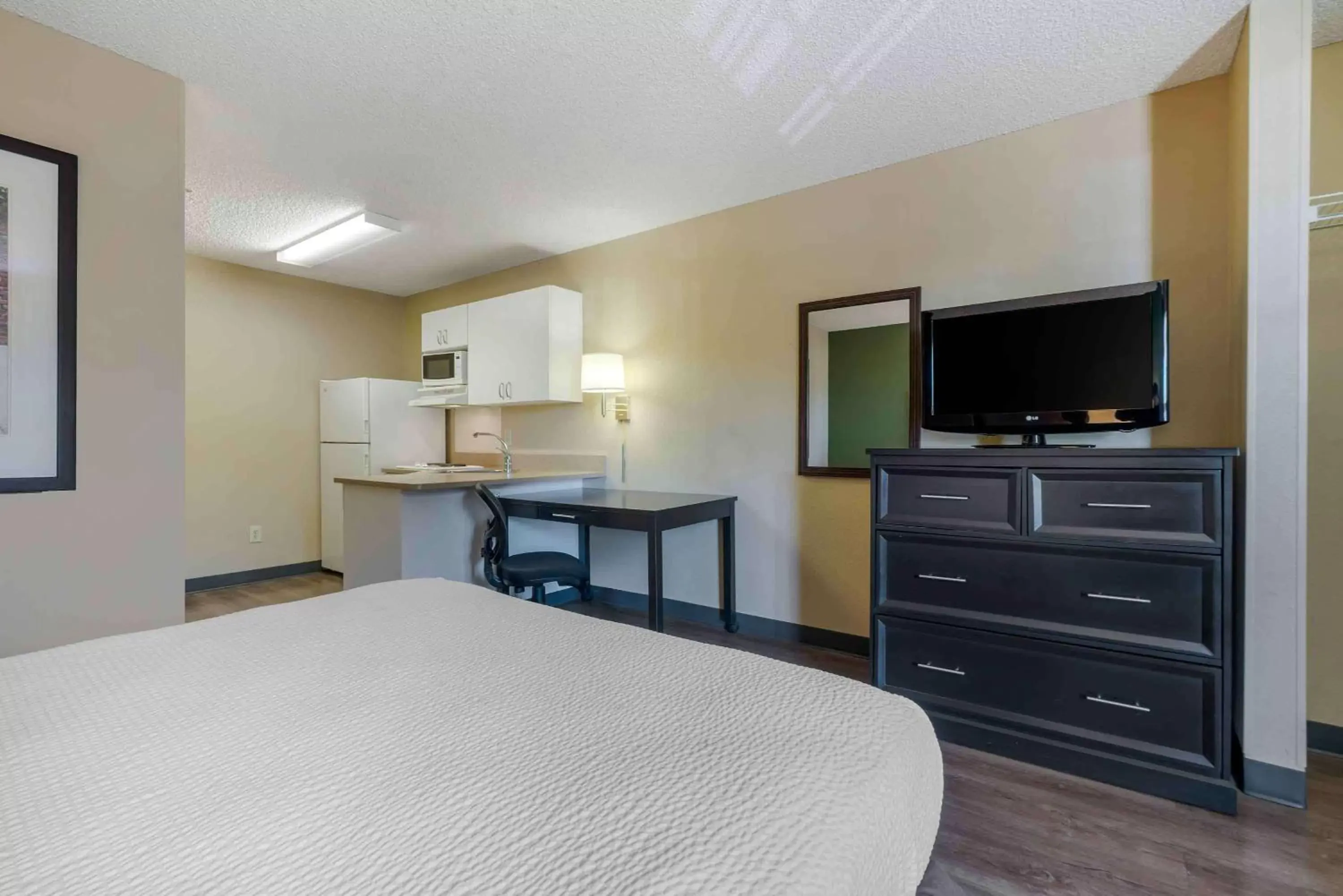 Bedroom, TV/Entertainment Center in Extended Stay America Suites - Santa Rosa - South