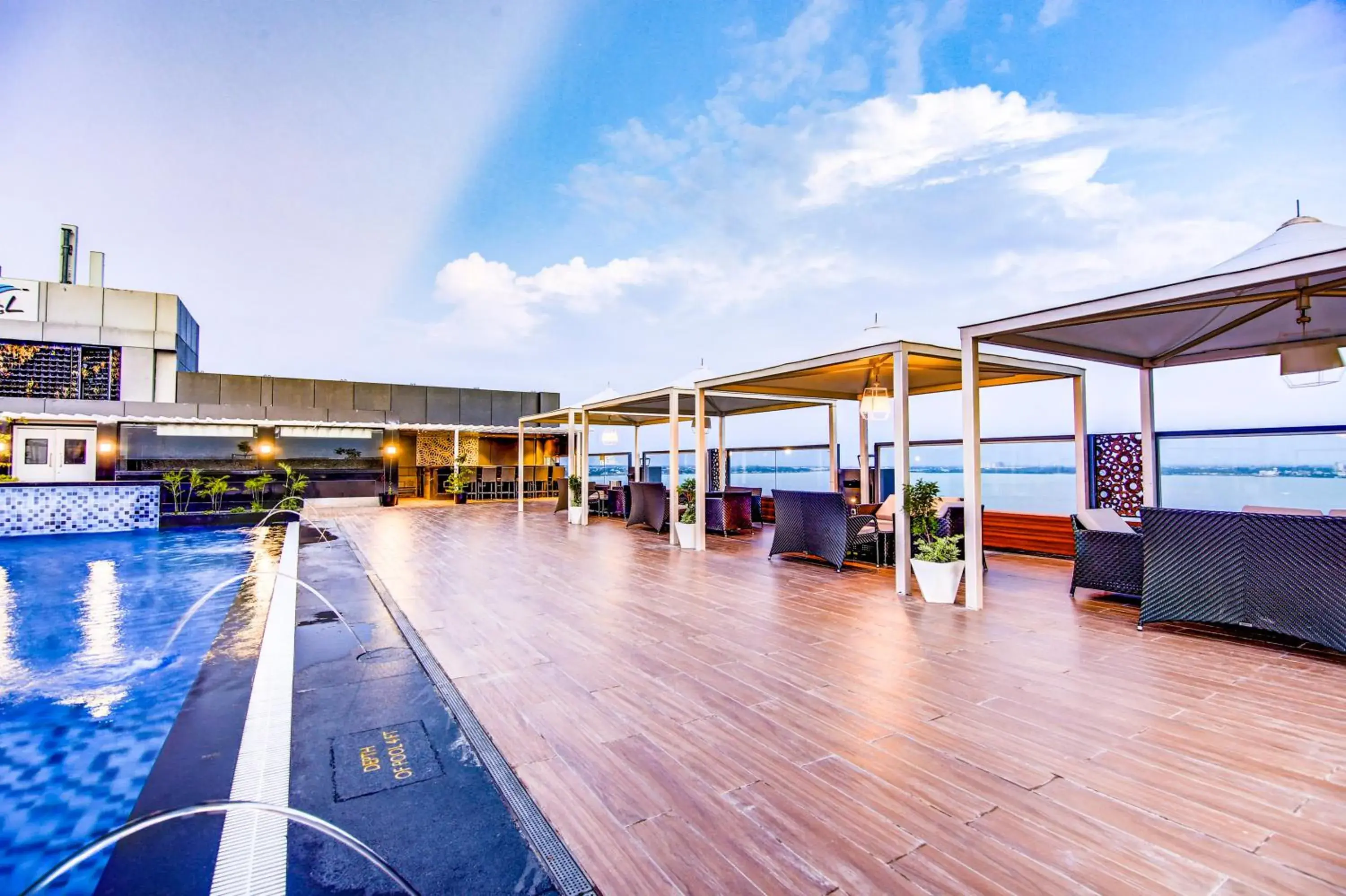 Swimming pool in Radisson Blu Gorakhpur Swimming pool in Radisson Blu Gorakhpur