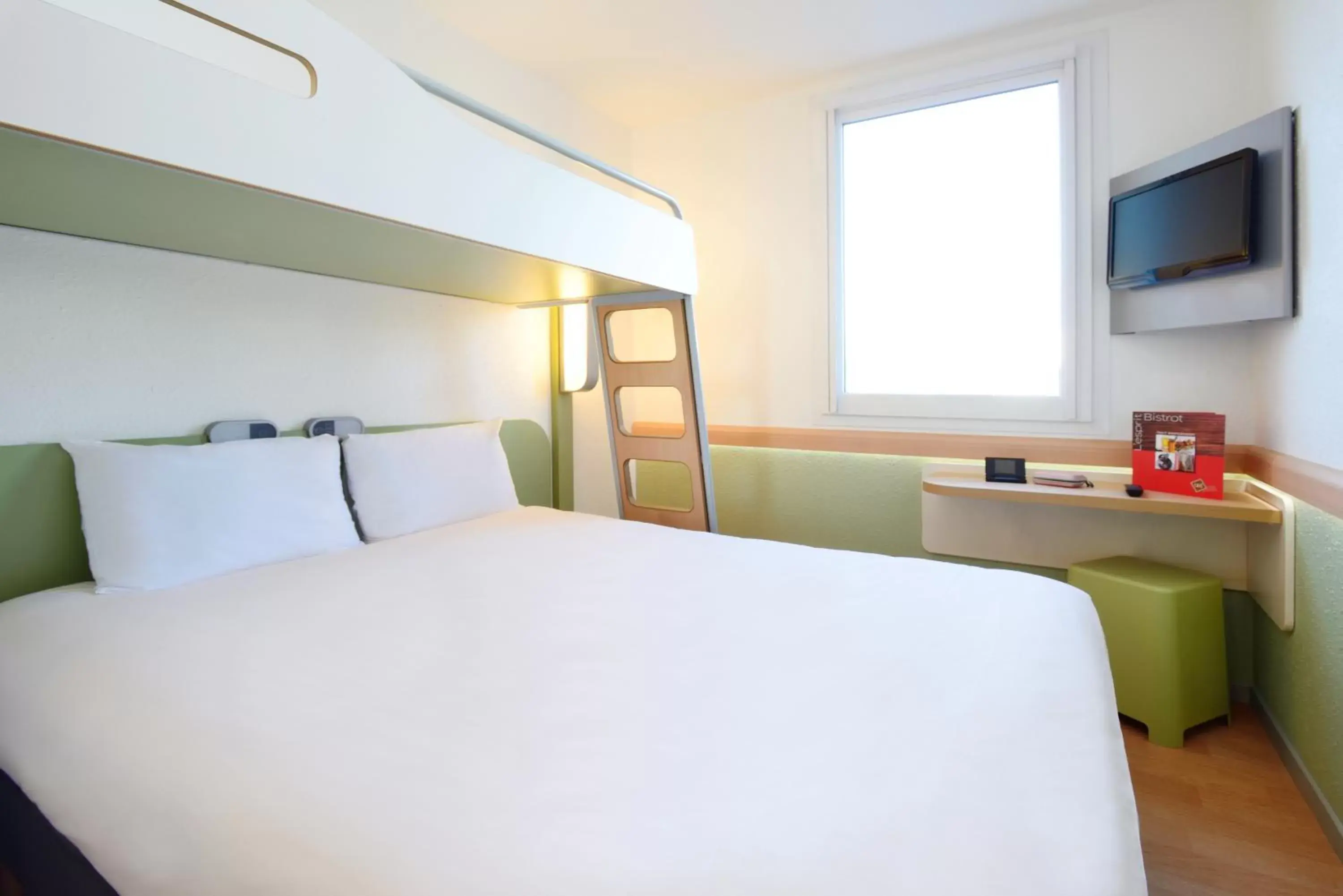 Bedroom, Bed in ibis budget Metz Sud